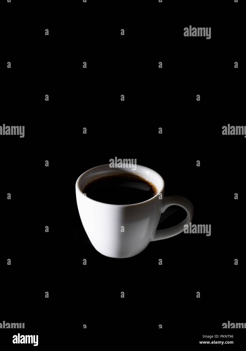 Café noir dans une tasse à café. Banque D'Images