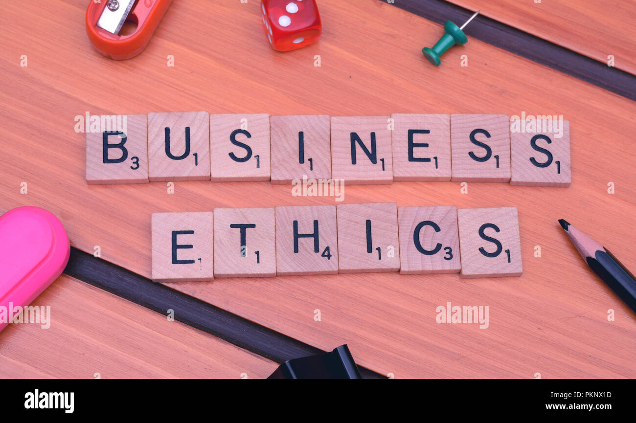 L'éthique des affaires mots thème blocs sur table en bois. Banque D'Images