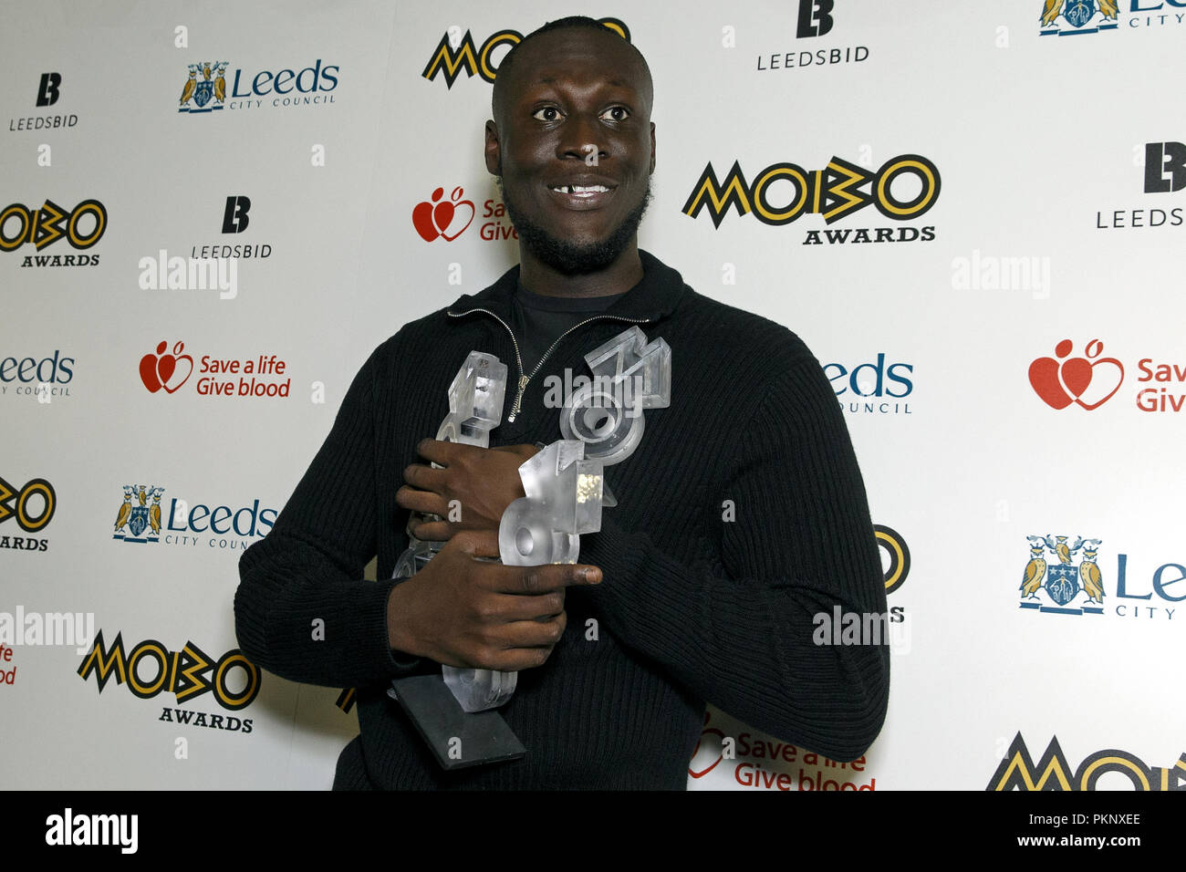 Stormzy posant avec ses trois trophées MOBO au MOBO Awards 2017 le 29 novembre 2017. Stormzy a remporté le prix du meilleur album pour MOBOs (Piste Signes & la prière), meilleur mâle et meilleur de la Loi sur Loi sur les salissures. Banque D'Images
