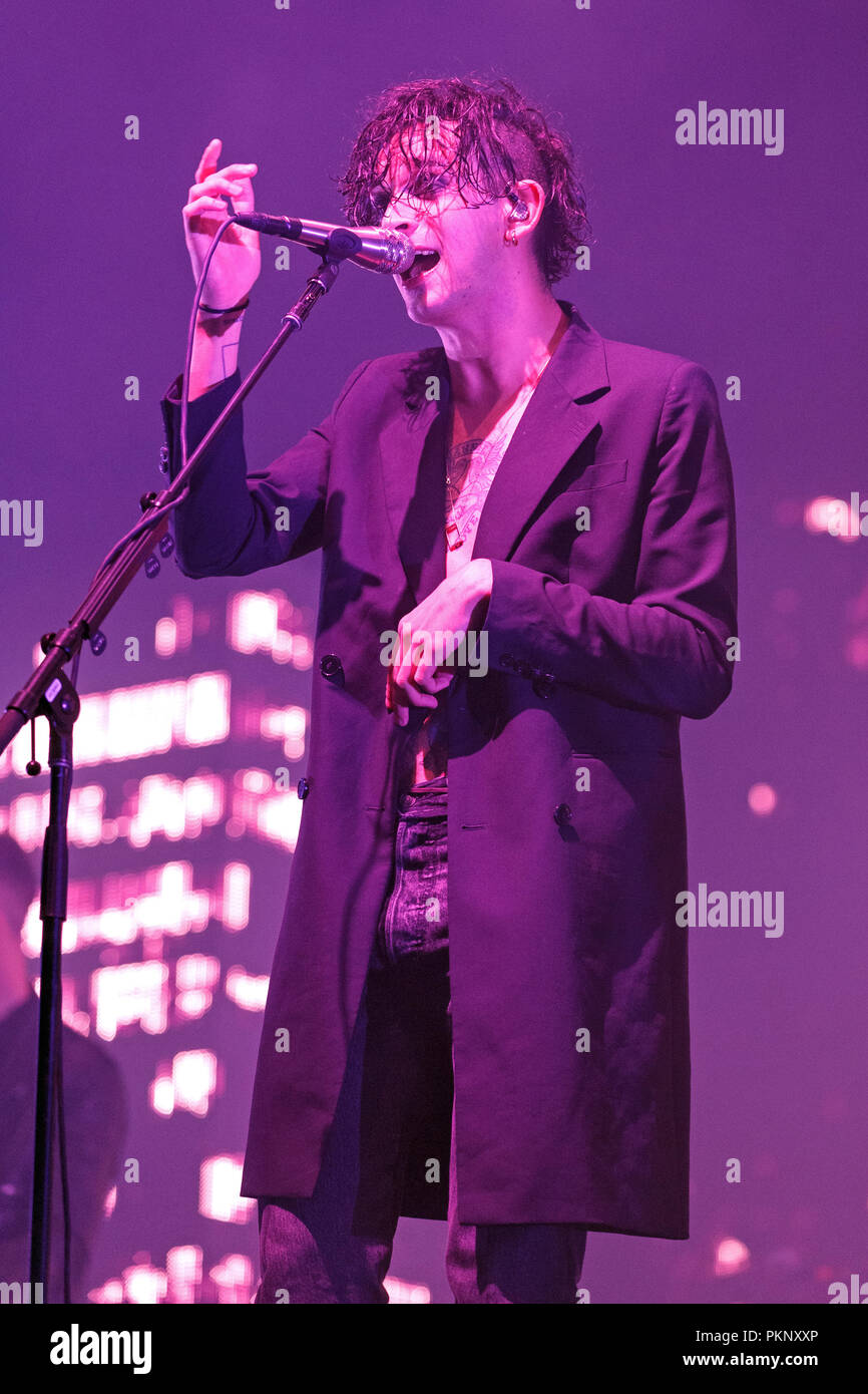 Matthew Healy, chanteur de l'année 1975, sur scène au cours d'une grande performance du festival en 2017. Matty Healy, Matt Healy, 1975 La chanteuse. Banque D'Images