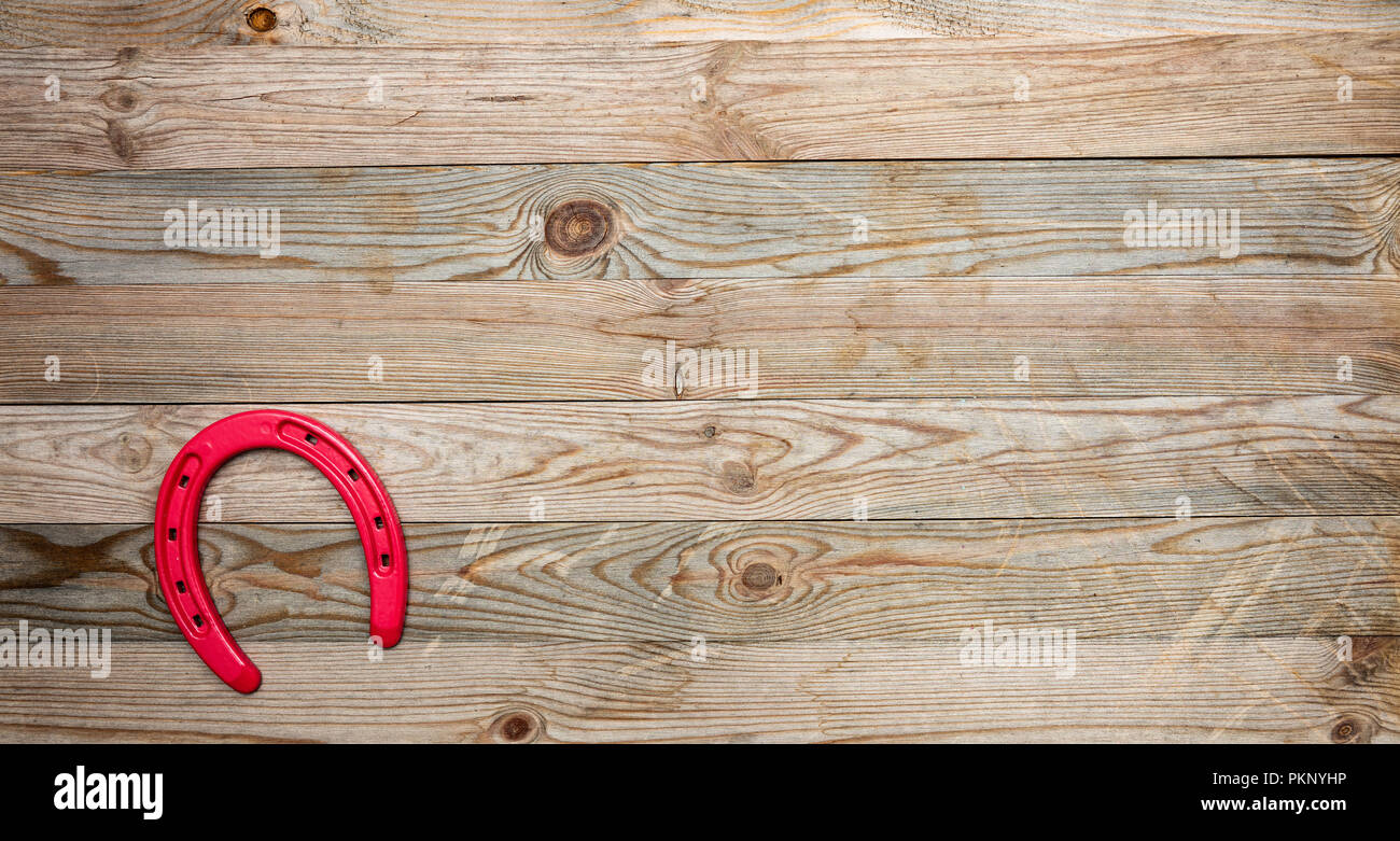 Bonne chance signe. Red horse shoe sur backgroound en bois, copie espace, vue du dessus Banque D'Images