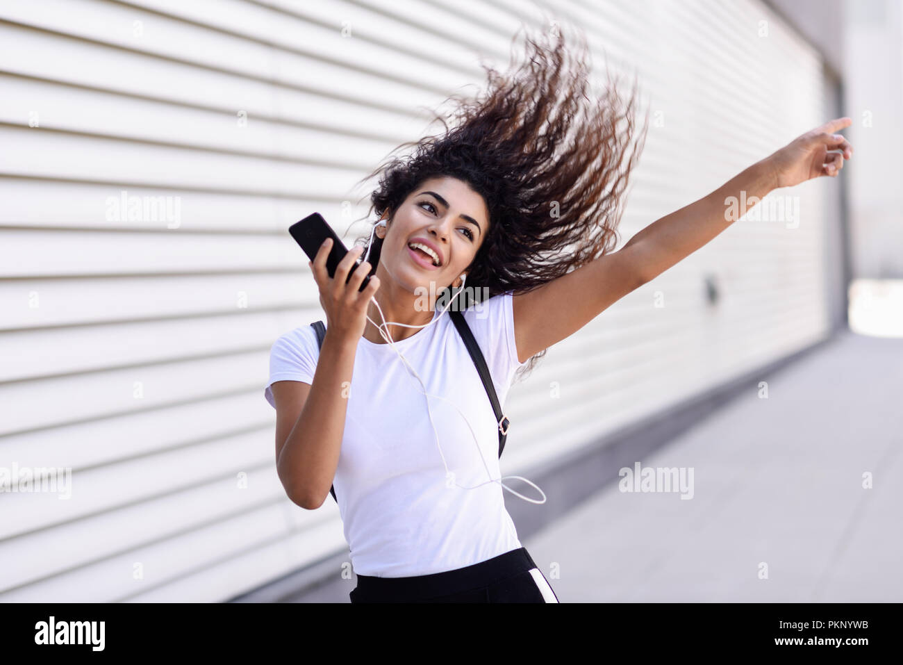 Femme Africaine Drole D Ecouter De La Musique Et Danse Avec Ecouteurs Et Smartphone Outdoors Fille Arabe Dans Le Sport Des Vetements Avec Demenagement Curly Hairstyle Dans U Photo Stock Alamy Femme Africaine Drole D Ecouter De La Musique Et Danse Avec Ecouteurs Et Smartphone Outdoors Fille Arabe Dans Le Sport Des Vetements Avec Demenagement Curly Hairstyle Dans U Photo Stock Alamy