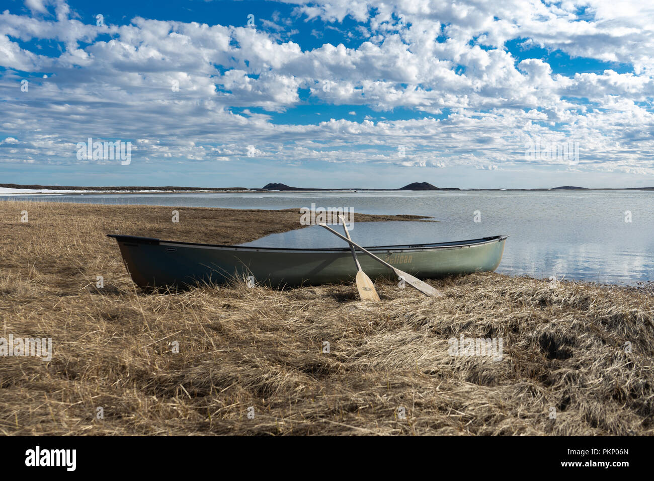 Canoë sur l'océan Arctique avec les pingos dans le fond près de Tuktoyaktuk, Territoires du Nord-Ouest, Canada. Banque D'Images