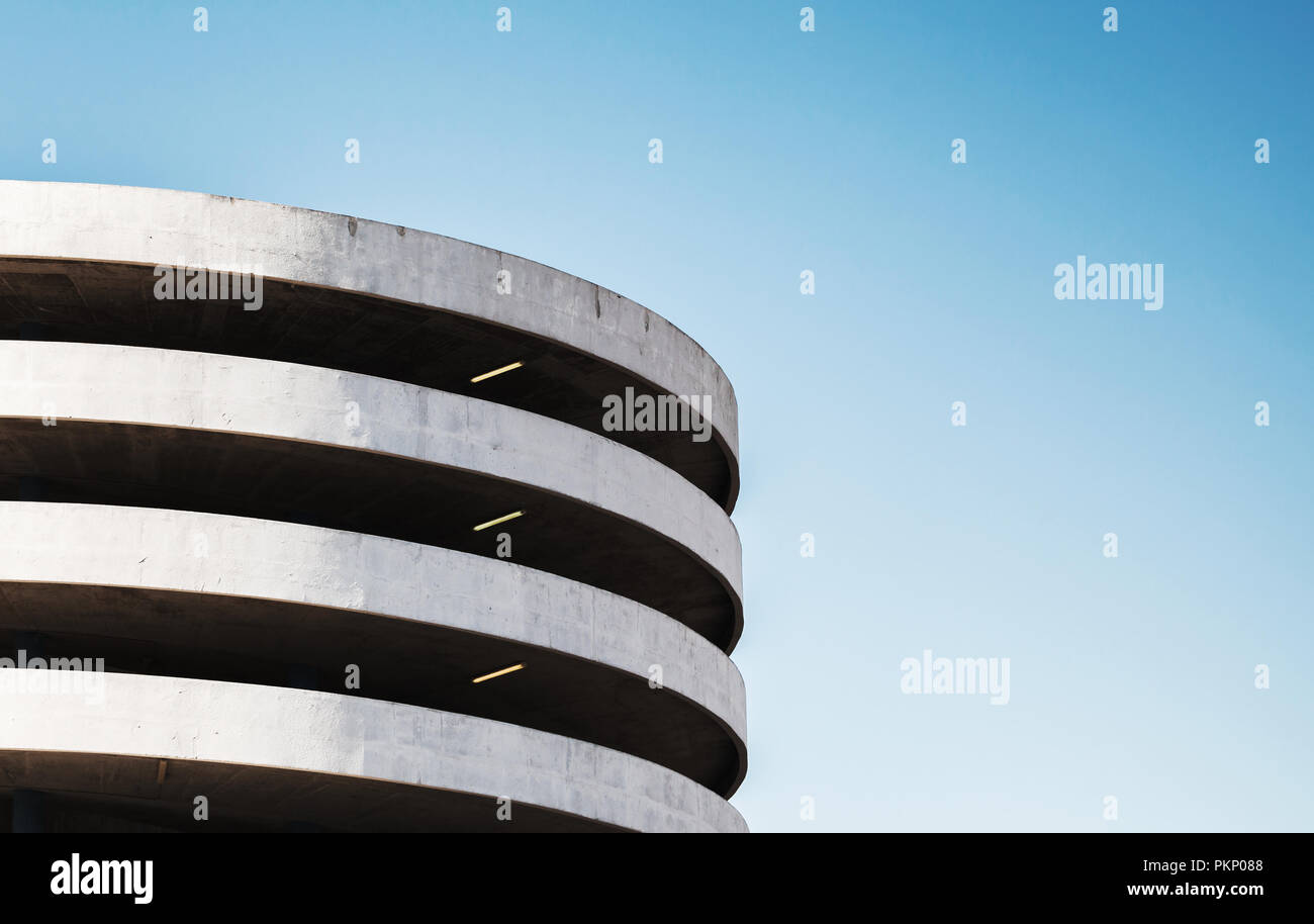 Parking extérieur de l'immeuble moderne, résumé sur fond de ciel bleu de fragment Banque D'Images