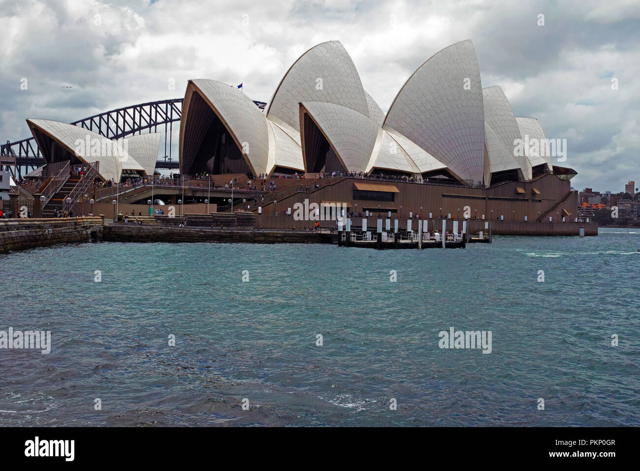 Sydney Opera House, conçue par l'architecte danois Jørn Utzon et le Harbour Bridge en Australie. Banque D'Images