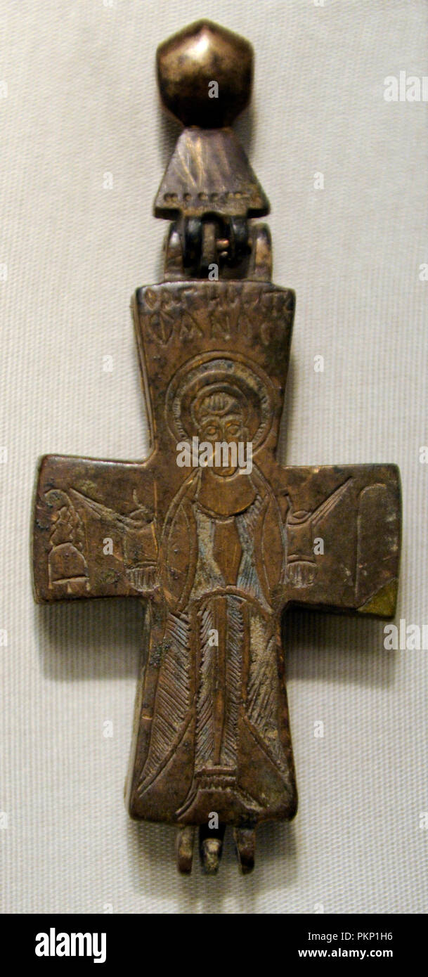 Relique Byzantine croix avec une représentation de Saint Stephen. 9ème-11ème siècle. Bronze, gravé. Erwordben 1997. À la suite des croisades, de nombreux objets religieux de grande qualité ont été rapportés de la Méditerranée orientale à l'Europe de l'ouest. Ils ont eu une influence durable sur l'évolution artistique. Le Musée d'histoire allemande. Berlin. L'Allemagne. Banque D'Images