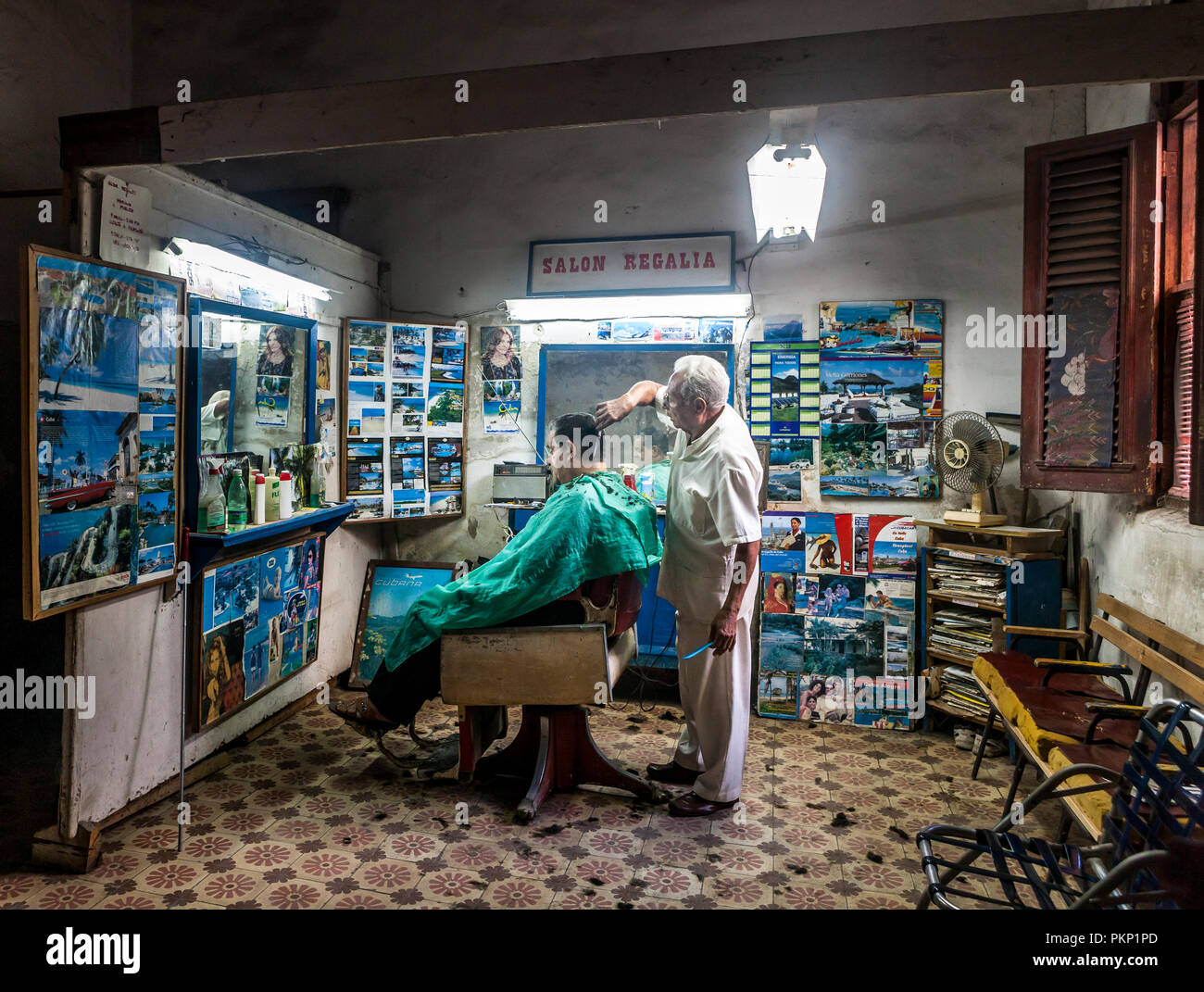 Regalia, La Havane, Cuba. 22 janvier 2013. Un coiffeur coupe les cheveux de ses clients dans son magasin à Regalia, Cuba. Banque D'Images