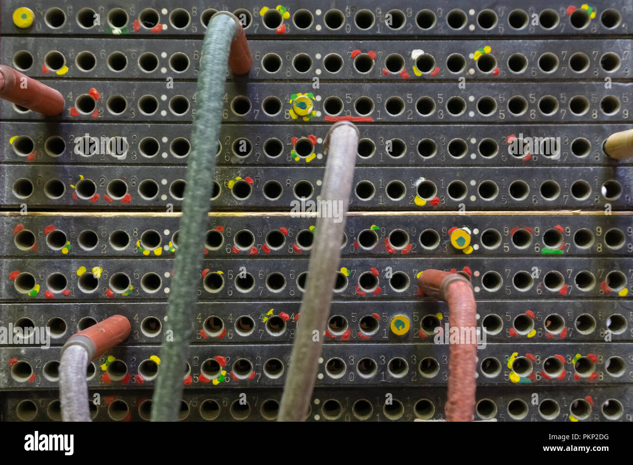 Un standard téléphonique avec des câbles Banque D'Images