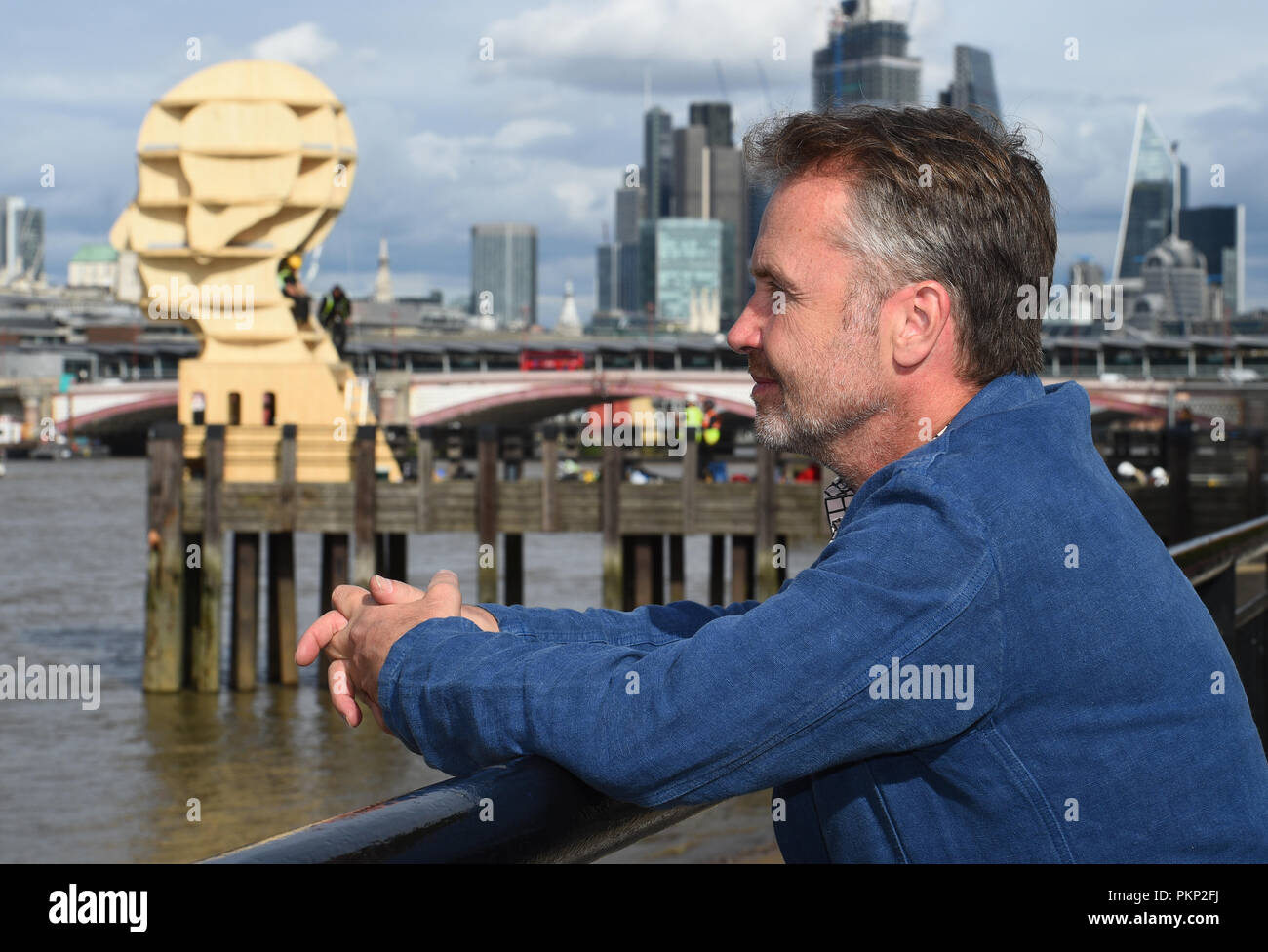 Designer Steuart Padwick avec sa sculpture tête de l'eau, qui est à l'appui de la lutte contre la stigmatisation de la santé mentale, le temps de changer de campagne à Gabriel's Pier à Londres. Banque D'Images