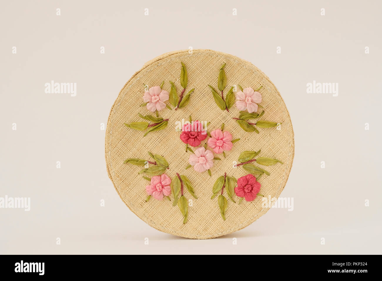 Tissu jute raidies brodé de fleurs en raphia rose Banque D'Images