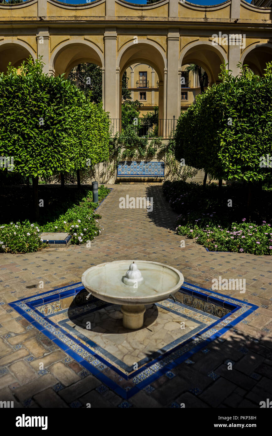 Séville, Espagne- 18 juin 2017 : une fontaine d'eau à côté de l'Arches dans la cour de l'Alcazar palace à Séville, Espagne Juin 2017, Europe Banque D'Images