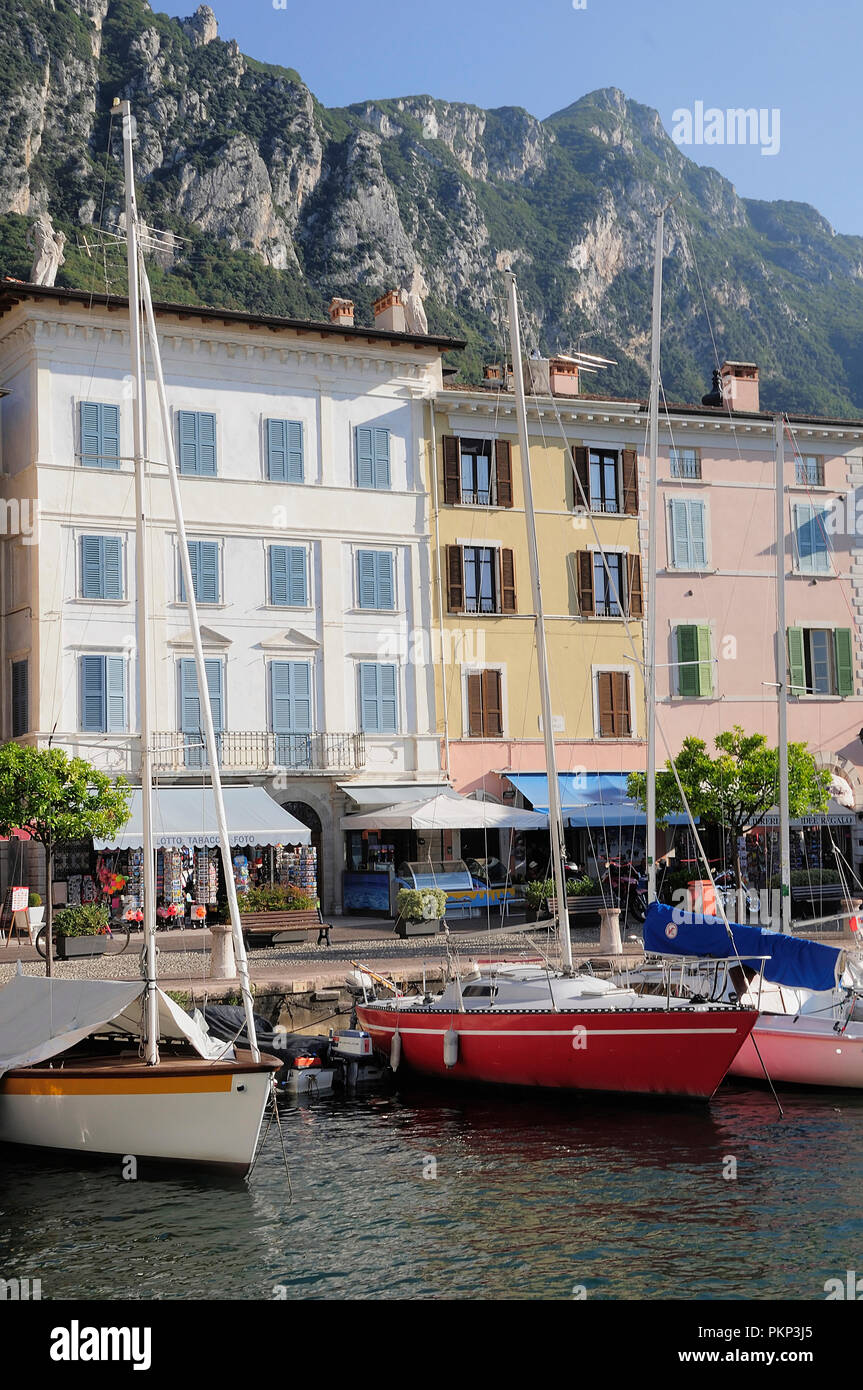 L'Italie, la Lombardie, le lac de Garde, Gargnano, port & waterfront bâtiments. Banque D'Images