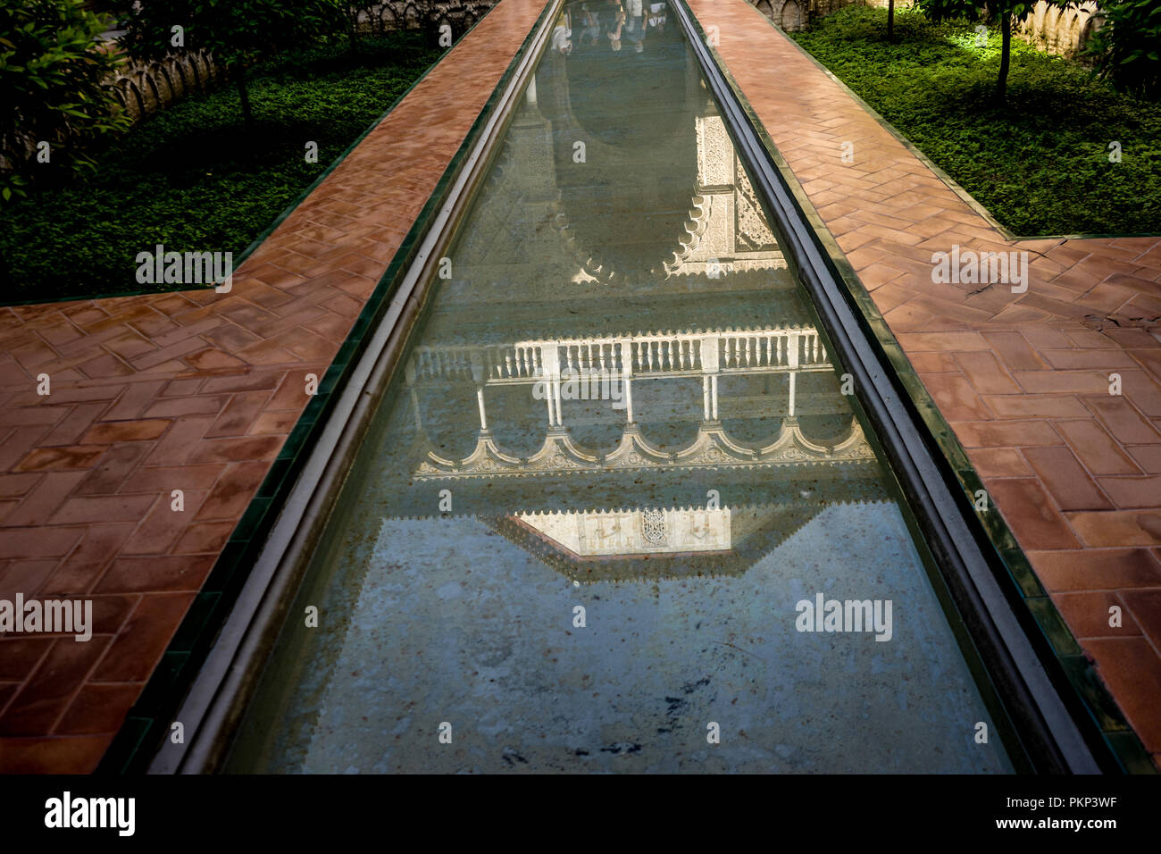 Séville, Espagne- 18 juin 2017 : Reflet de l'alcazar palace dans un étang d'eau à Séville, Espagne Juin 2017, Europe Banque D'Images