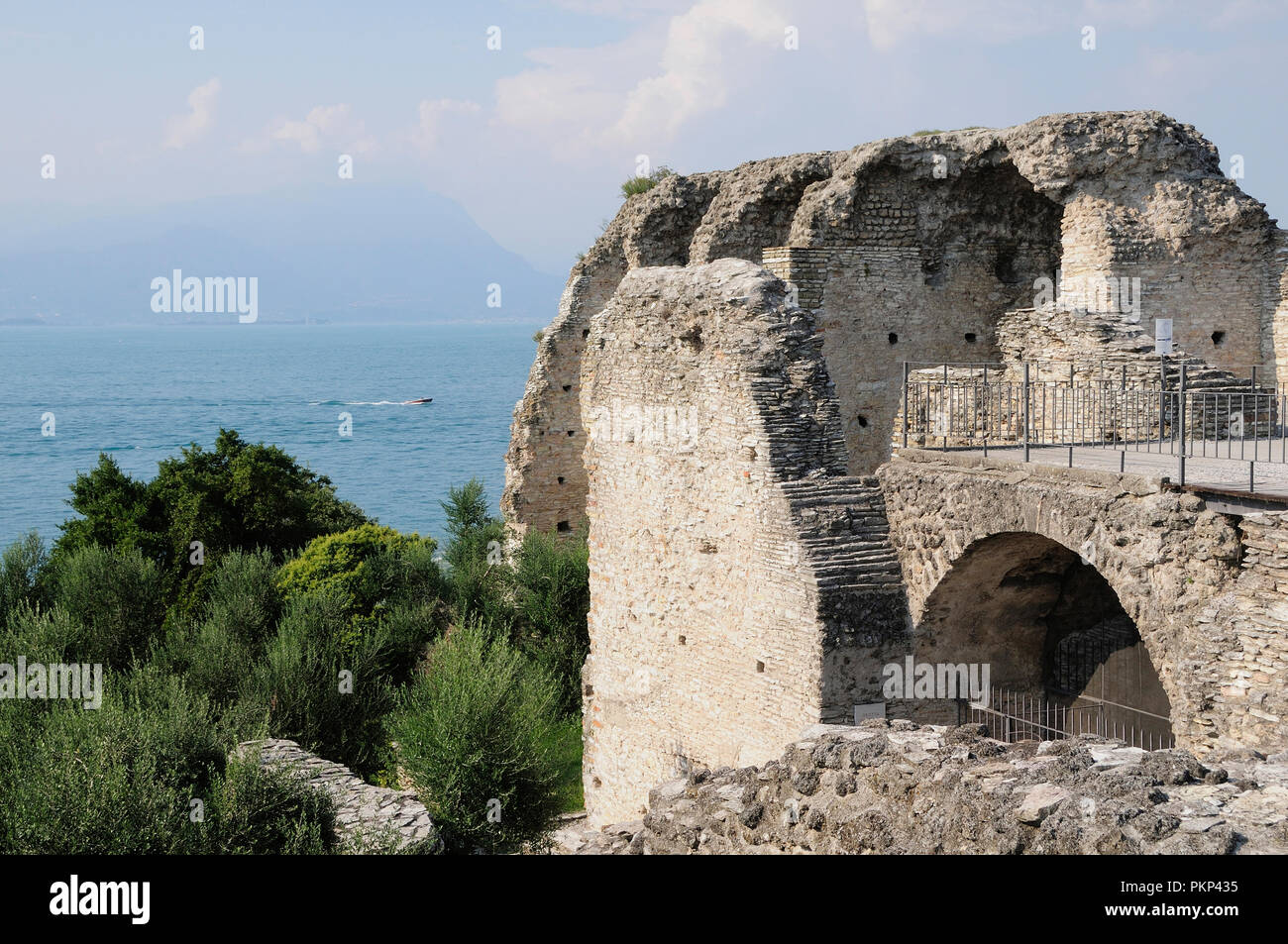 L'Italie, la Lombardie, le lac de Garde Sirmione, Grotte di Catullo, ruines romaines de règlement avec vue sur le lac. Banque D'Images
