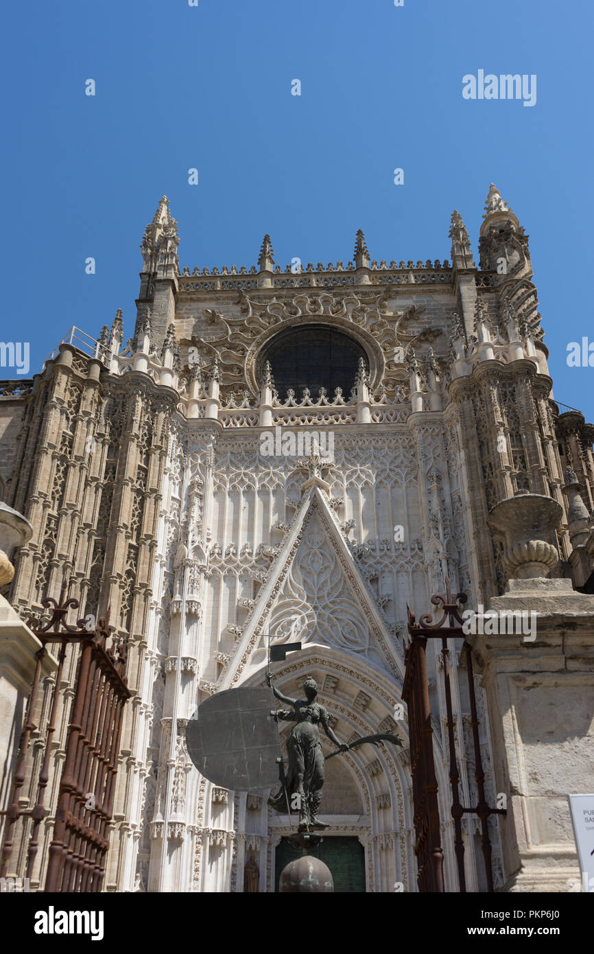 Séville, Espagne - 19 juin 2017 : l'entrée de l'église gothique à Séville, Espagne, Europe. La Cathédrale de Séville, également connu sous le nom de Cathédrale de Saint Ma Banque D'Images