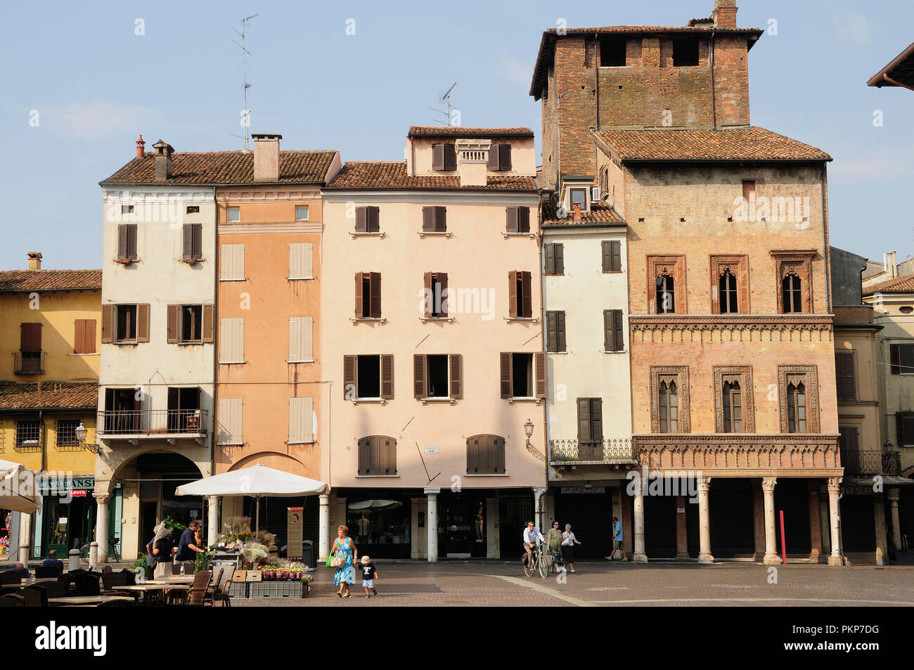 L'Italie, Lombardie, Mantova, arcade & bâtiments anciens sur la Piazza delle Erbe. Banque D'Images