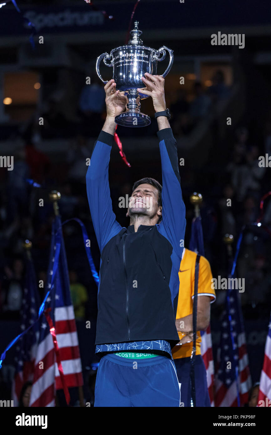 Novak Djokovic (SRB) avec le trophée de la finale chez les hommes à l'US Open de Tennis 2018. Banque D'Images