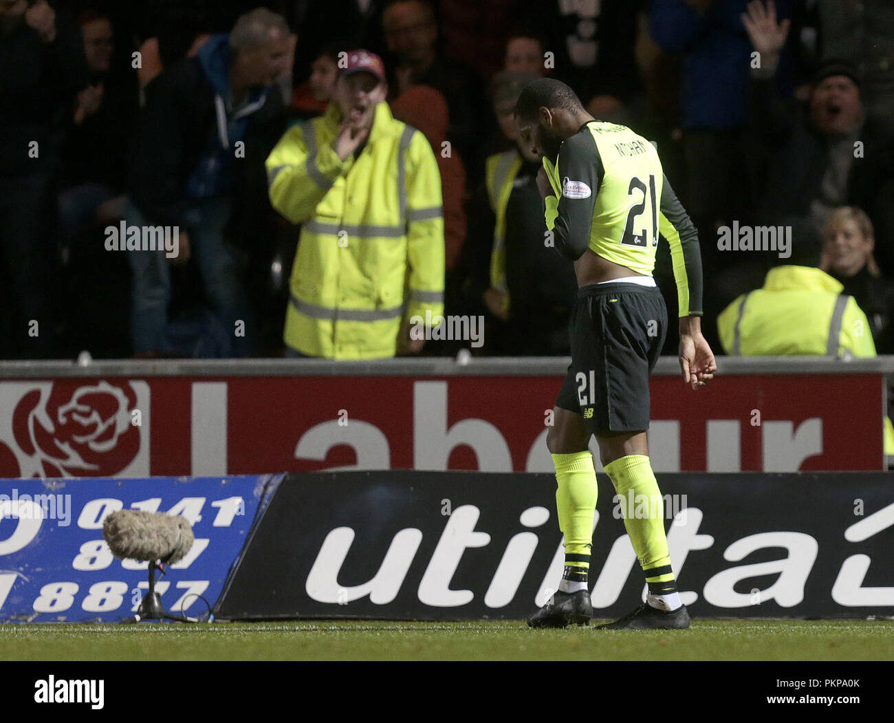 Du celtique Olivier Ntcham réagit après avoir été envoyé au cours de la Scottish Premiership match à l'arène numérique simple, St Mirren. Banque D'Images