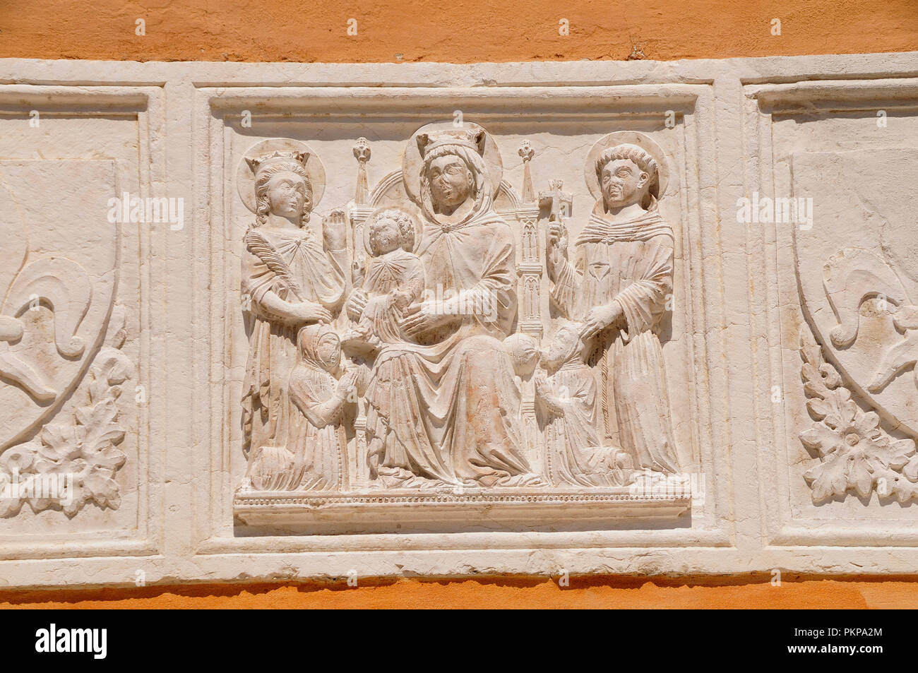 L'Italie, la Lombardie, le lac de Garde, Riva del Garda, frise détail sur Duomo. Banque D'Images