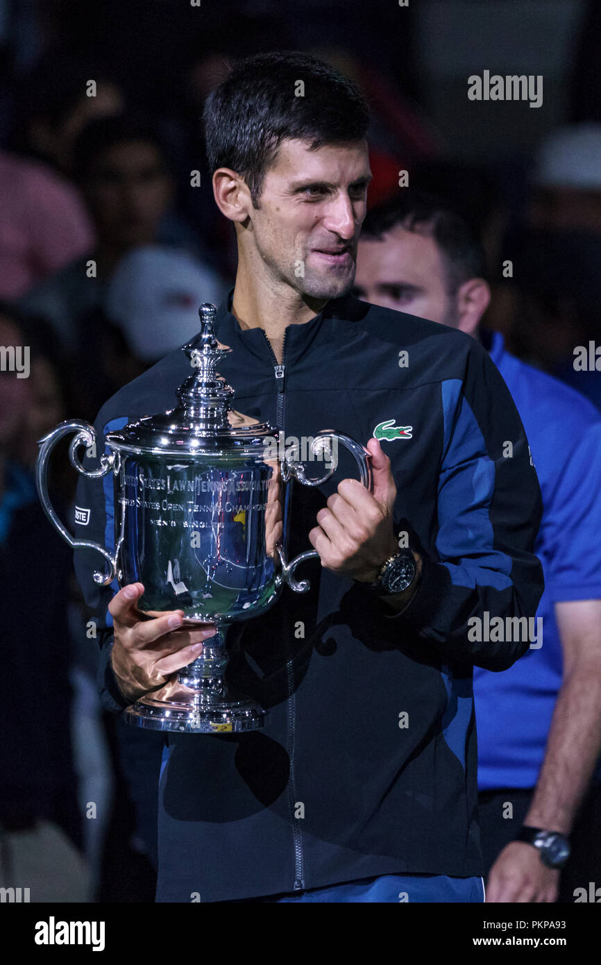 Novak Djokovic (SRB) avec le trophée de la finale chez les hommes à l'US Open de Tennis 2018. Banque D'Images