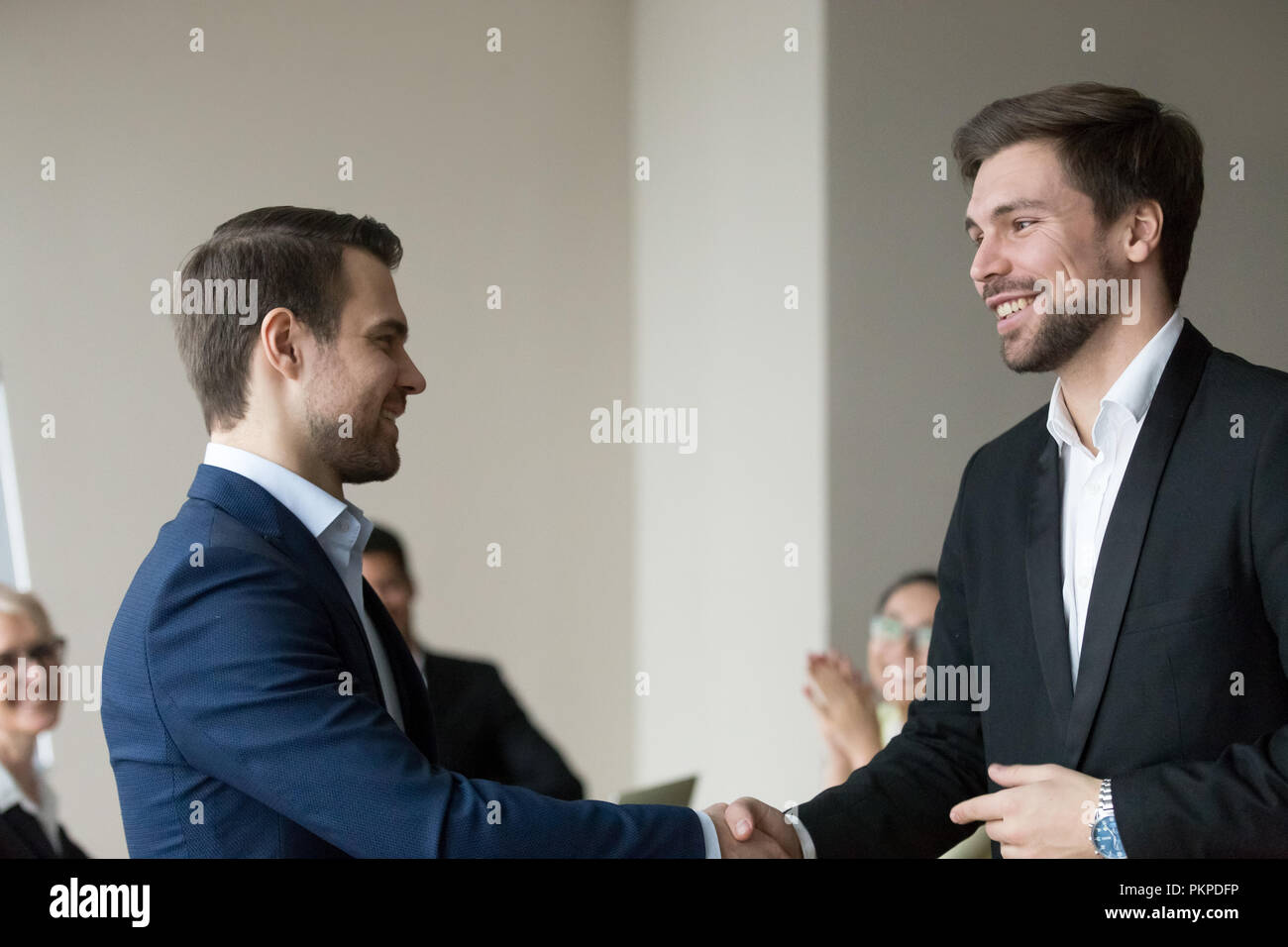 Poignée de succès deux smiling business people Banque D'Images