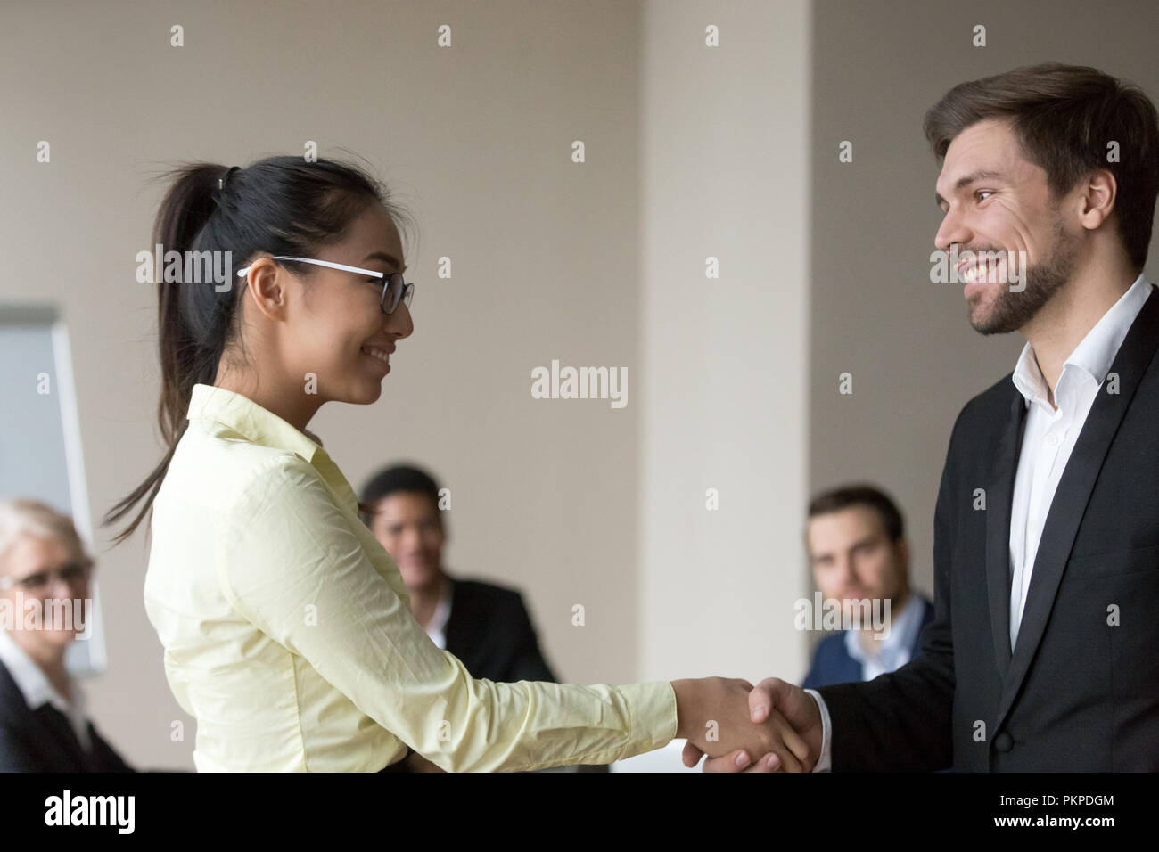 Poignée de deux business people smiling Banque D'Images