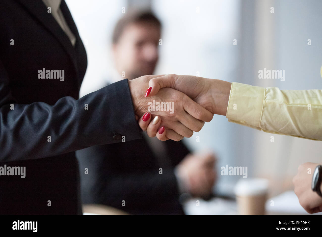 Close up of womans handshake in office Banque D'Images