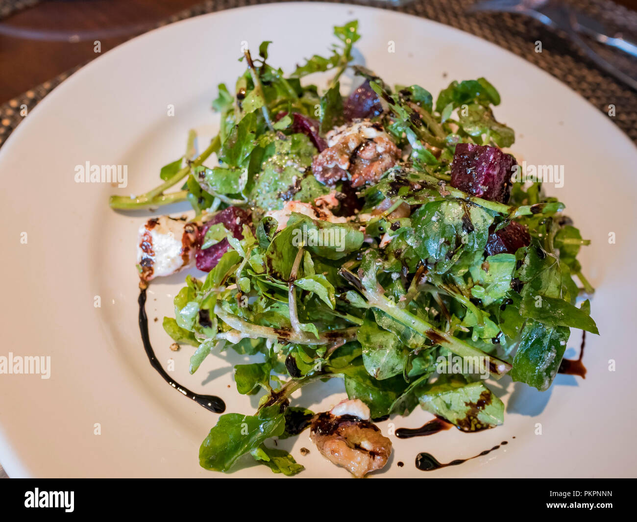 Gros plan de la roquette salade de betteraves et sain, mangé à Los Angeles, Californie Banque D'Images