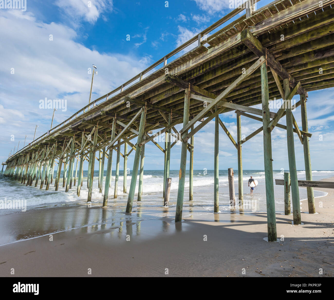 Un internaute regarde la mer près d'une jetée à Carolina Beach, North Carolina, USA Banque D'Images