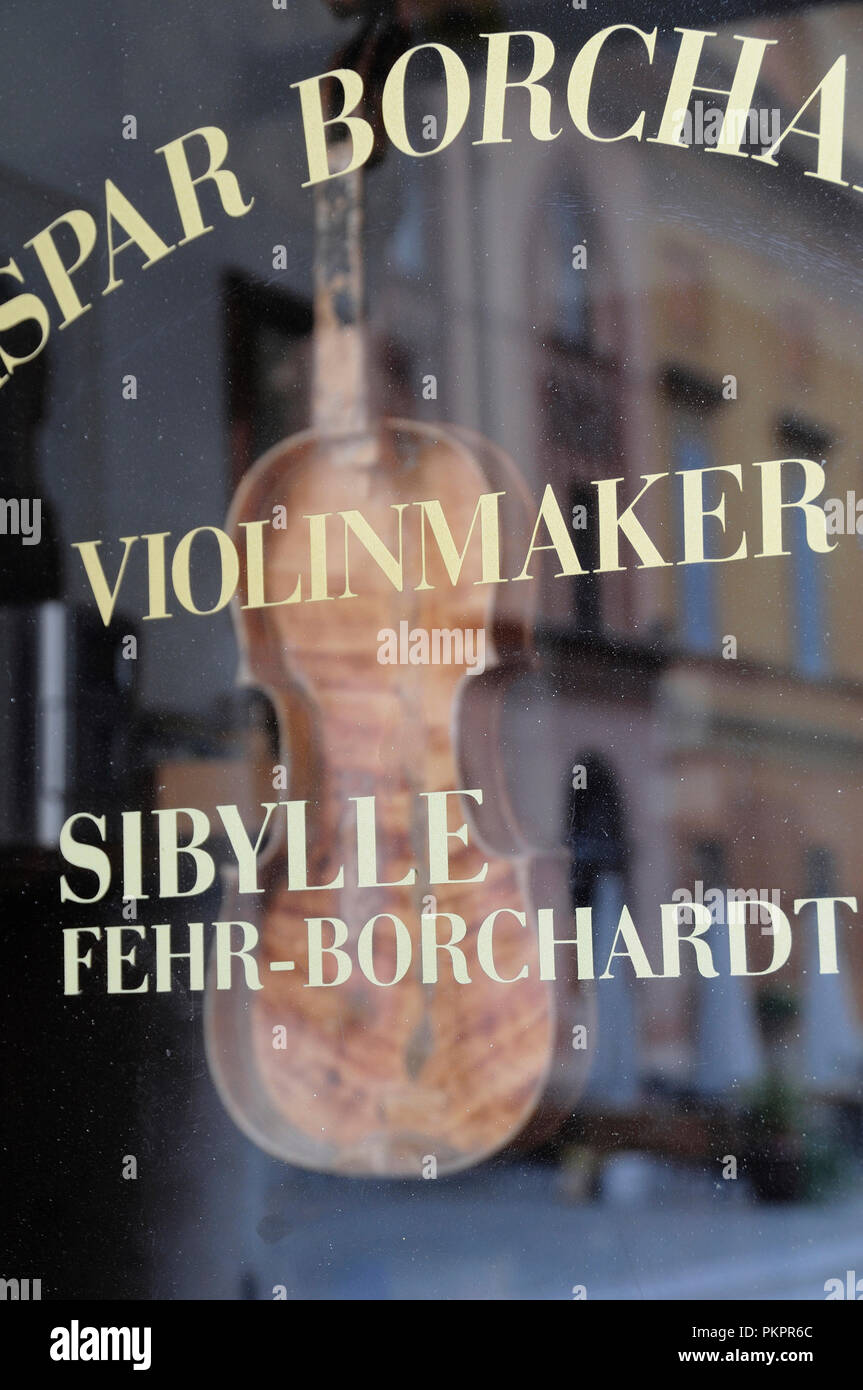 L'Italie, Lombardie, Cremona, Violin Maker's fenêtre. Banque D'Images