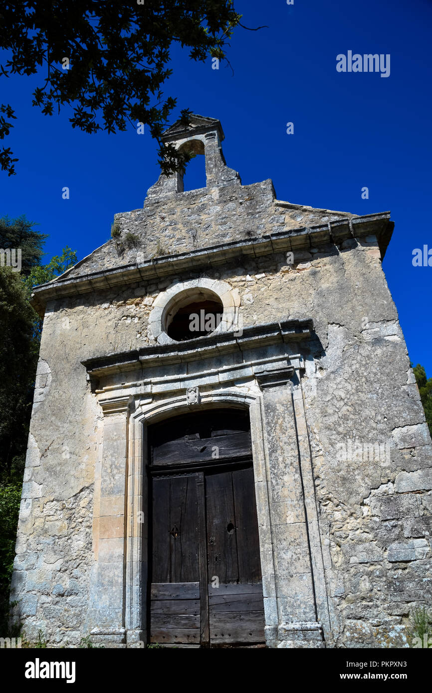 Ancienne chapelle dans le village médiéval d'Oppède-le-Vieux dans la région du Luberon en Provence, France Banque D'Images