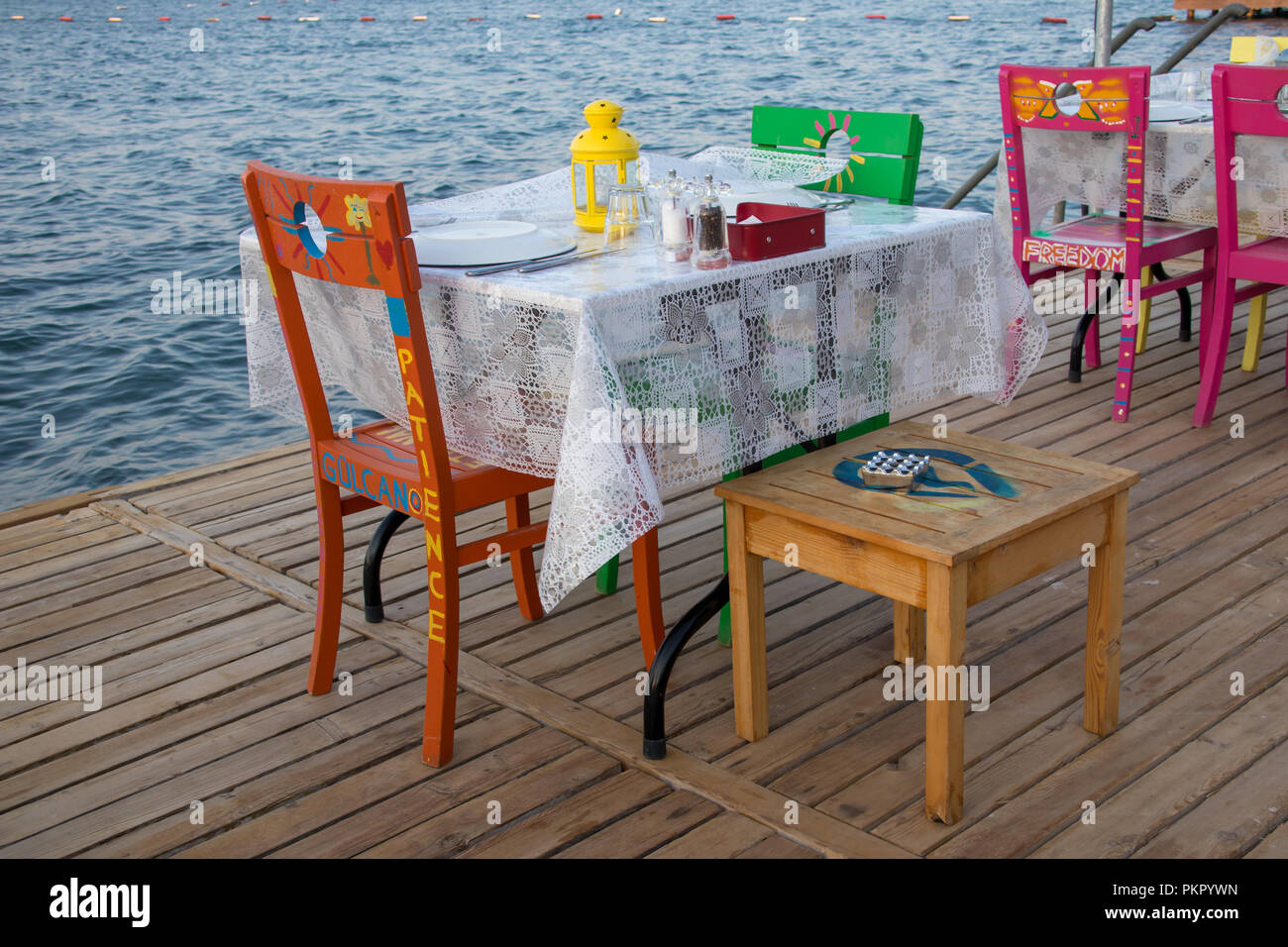 Une table de salle à manger colorée préparé pour le dîner par la mer Banque D'Images