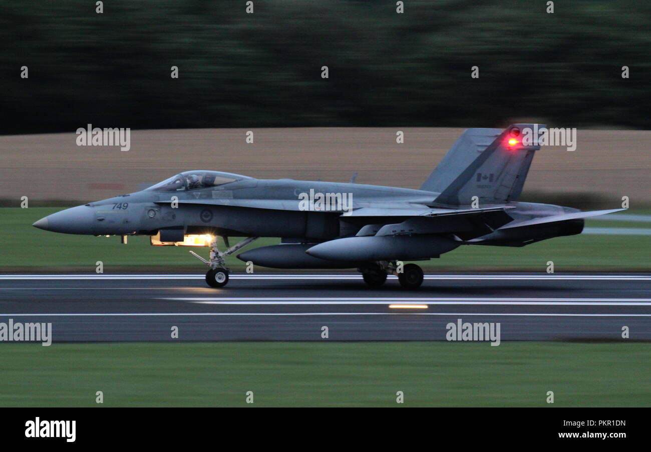 188749, un McDonnell Douglas CF-188un Hornet utilisés par la Royal Canadian Air Force, lors d'une soirée à l'atterrissage à l'Aéroport International de Prestwick. Banque D'Images