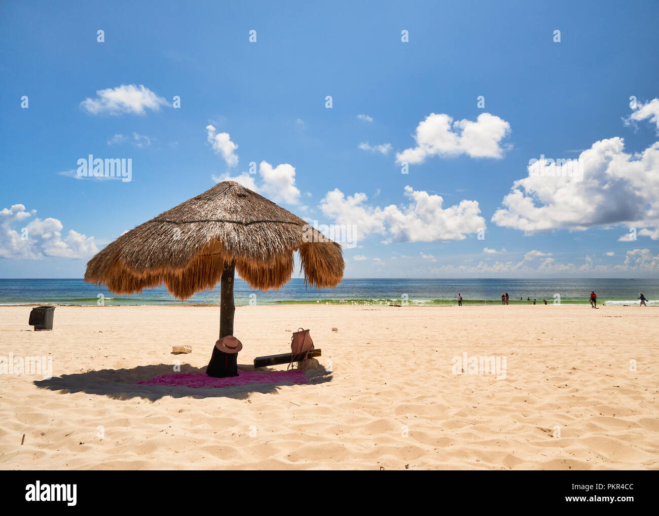 Parasol sur la plage des Caraïbes exotiques, Playa Delfines, Cancun, Mexique, le 7 septembre 2018 Banque D'Images