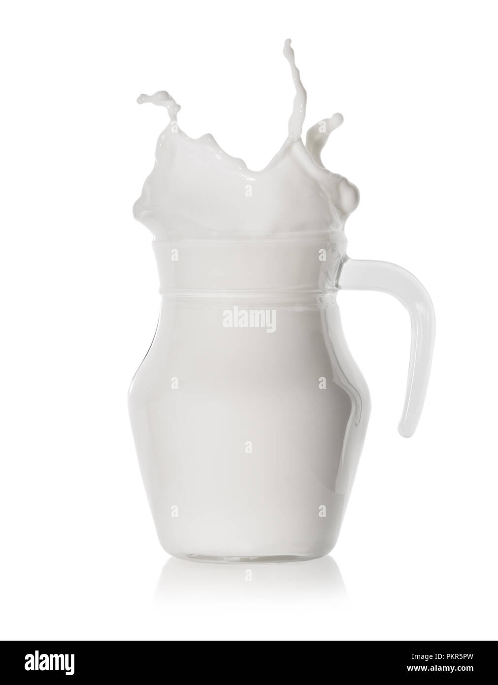 Splash dans un bocal en verre rempli de lait isolé sur fond blanc Banque D'Images
