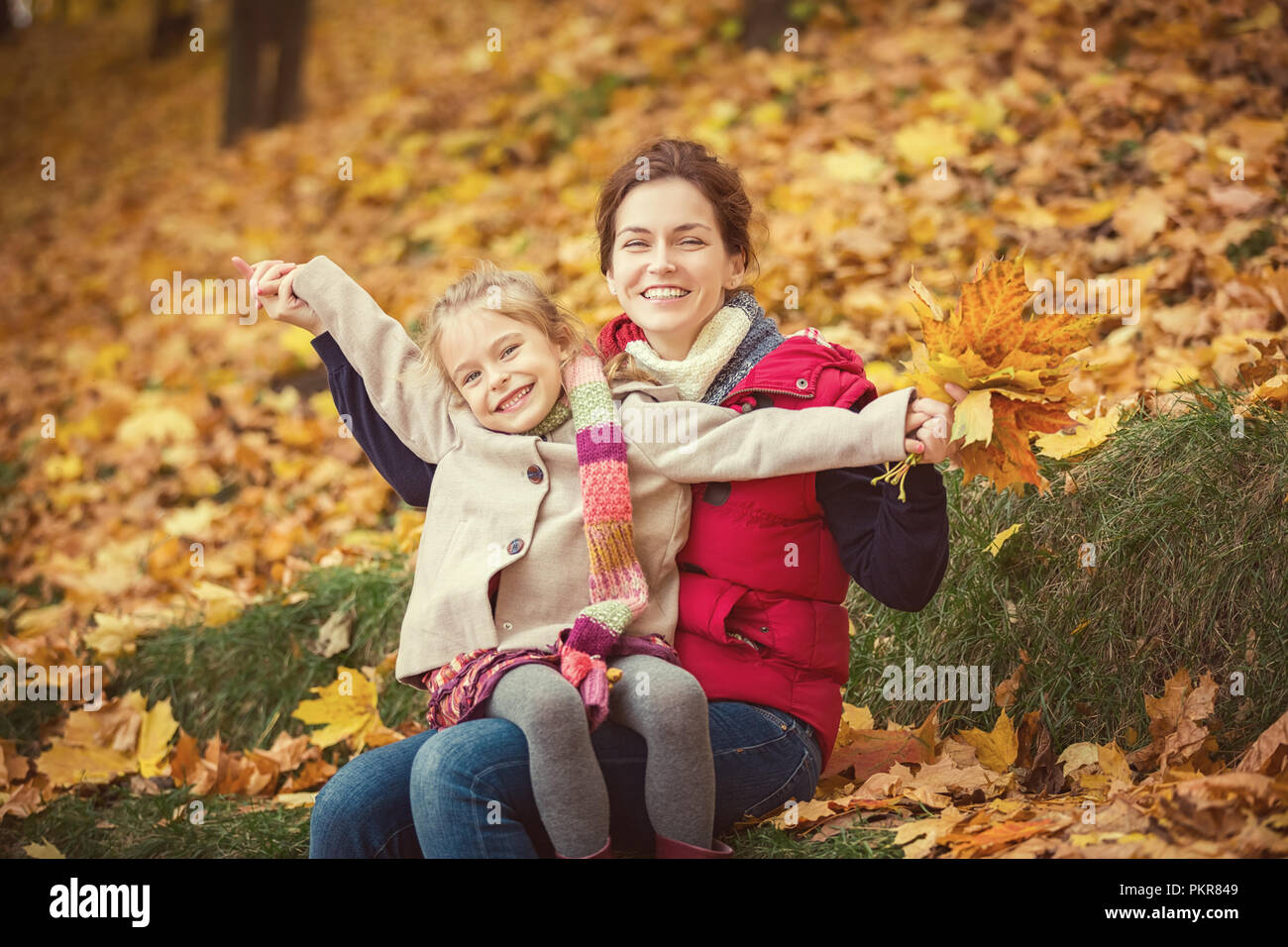 Mère et fille dans le parc en automne Banque D'Images