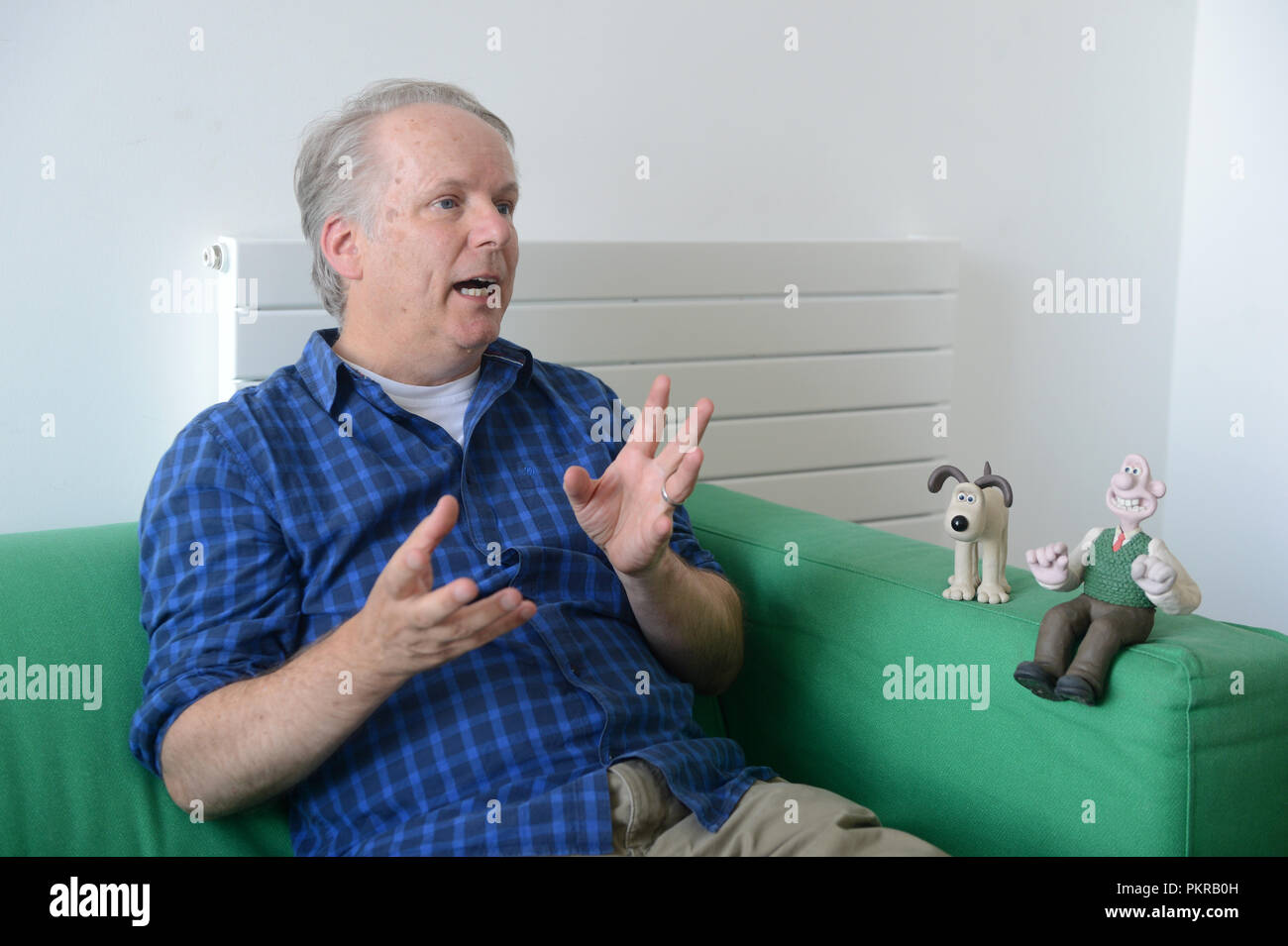 Nick Park directeur animateur et producteur et créateur de Wallace et Gromit et Shaun le mouton Shetland au scénario 2018 de donner une entrevue à la presse Banque D'Images