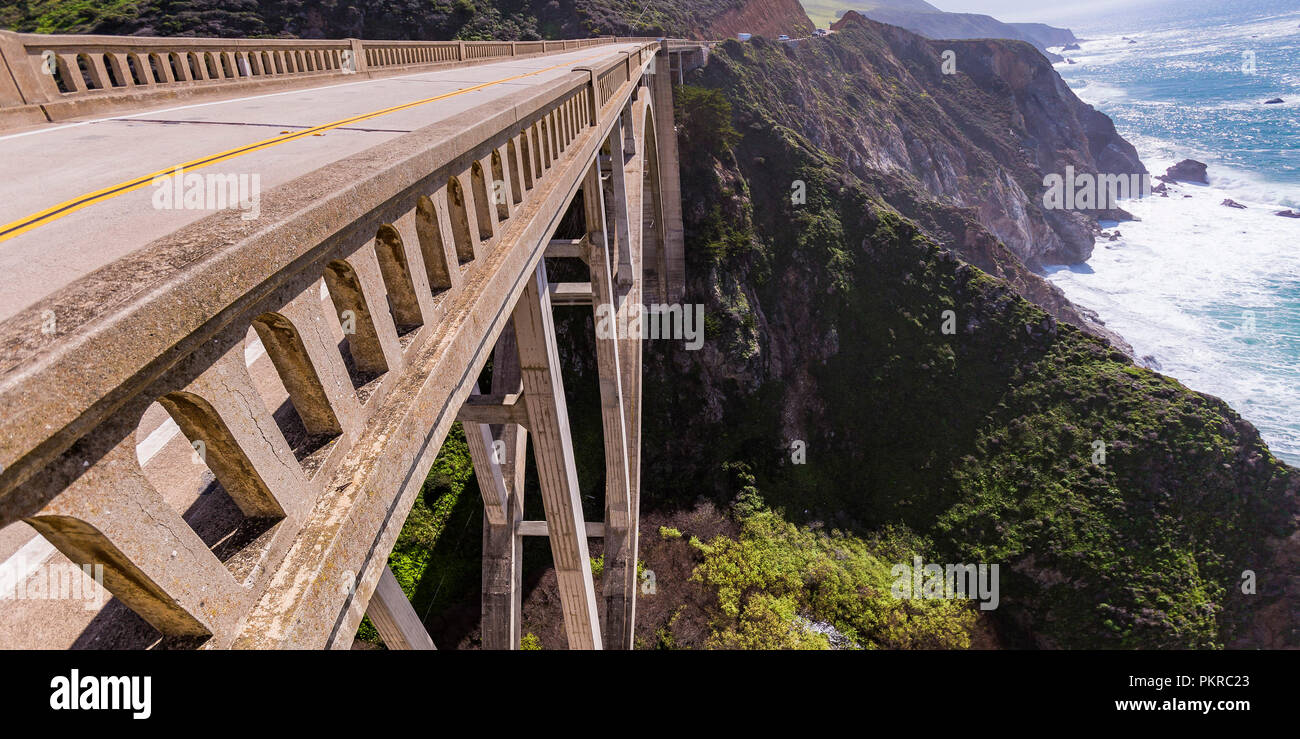 Bixby Bridge sur rocky mountain avec vue sur l'océan Banque D'Images