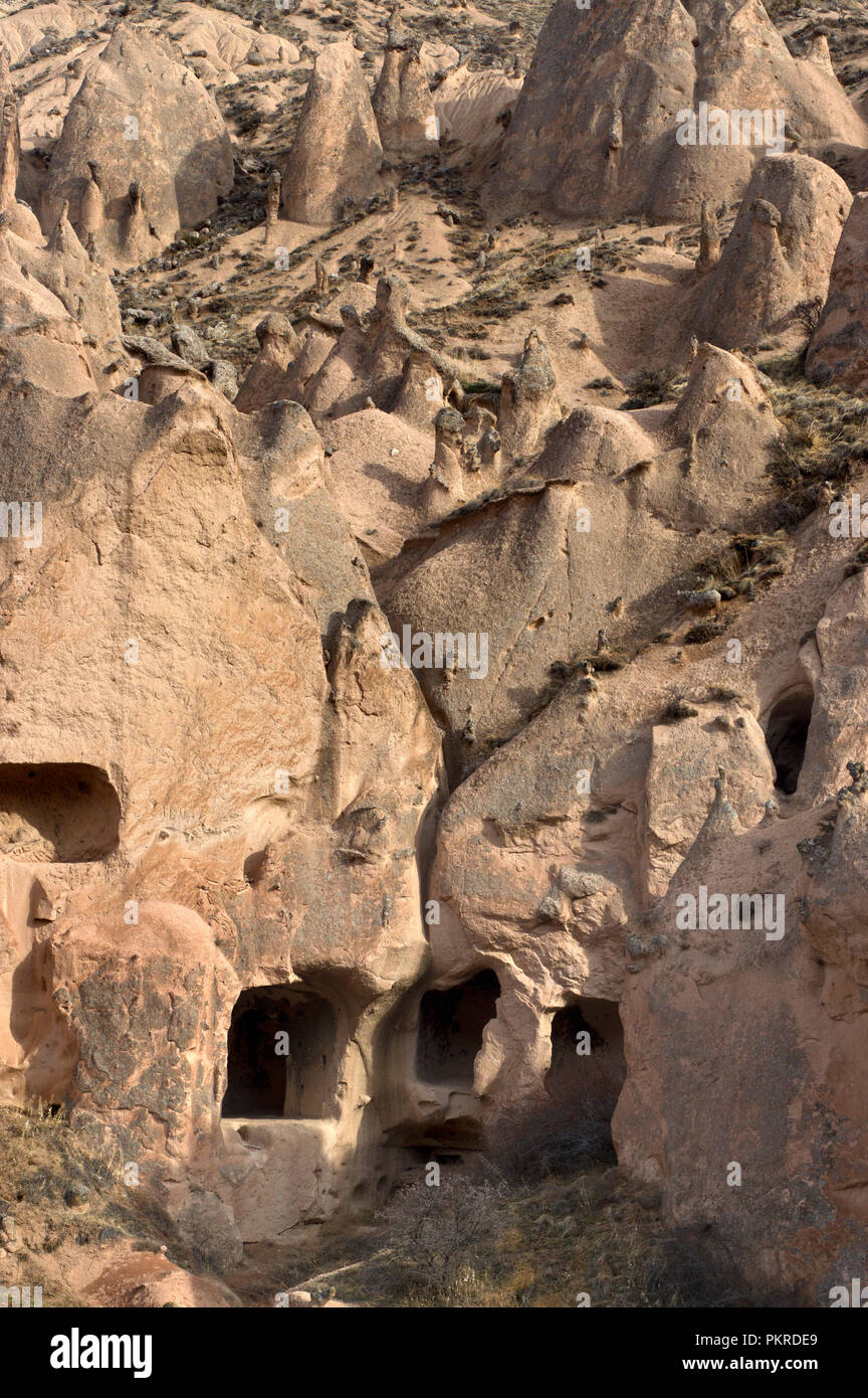 Maisons et chambres religieux chrétien construit dans les falaises en musée en plein air de Zelve Cappadoce, Turquie Banque D'Images