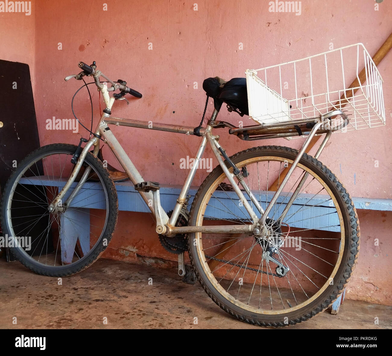 Vieux vélo. Vieux et utilisé en vélo. Banque D'Images