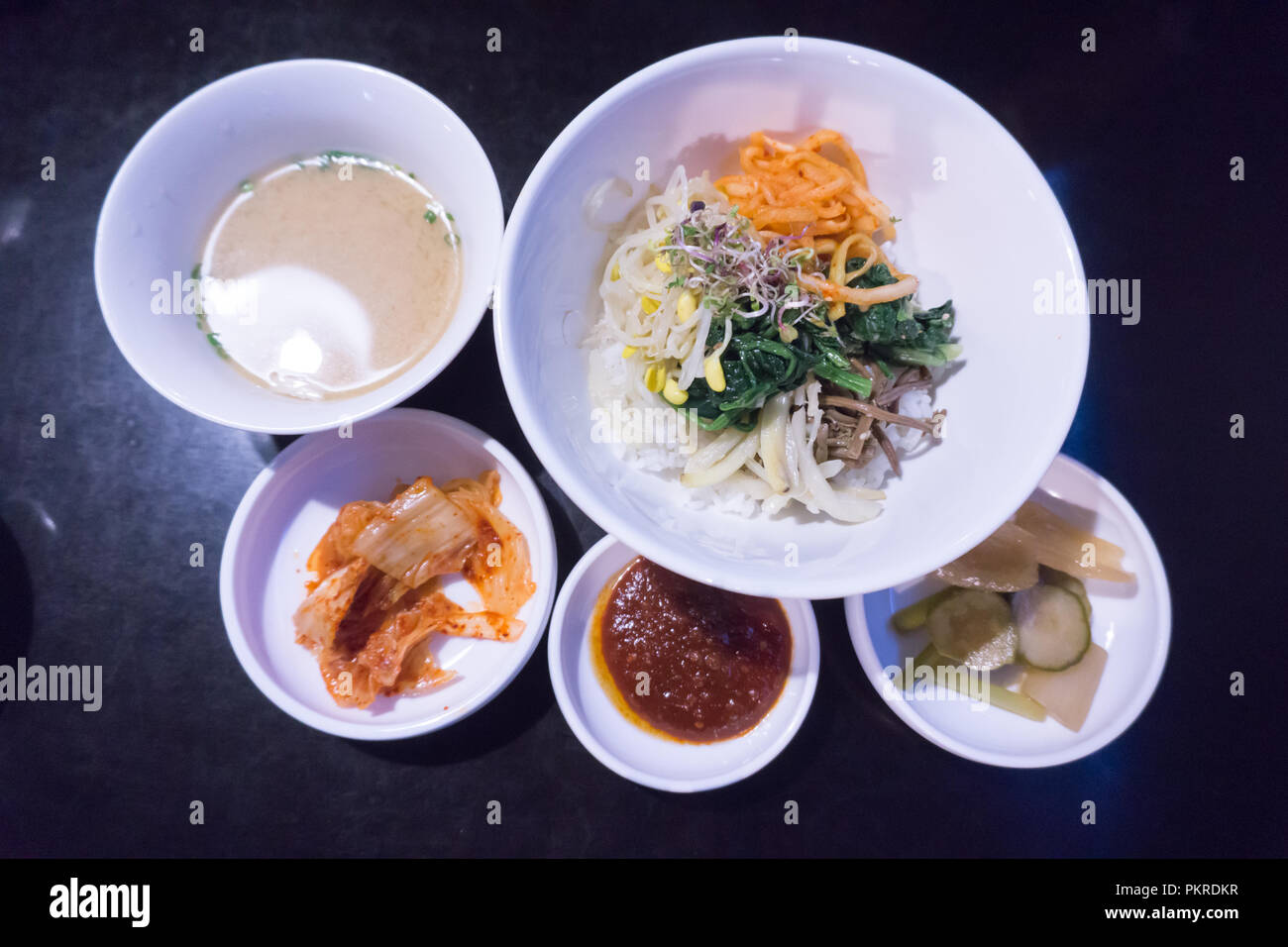 Bibimbap - riz mélangé avec des légumes, de la viande, et la pâte de piment et de plats provenant de la Corée. Banque D'Images