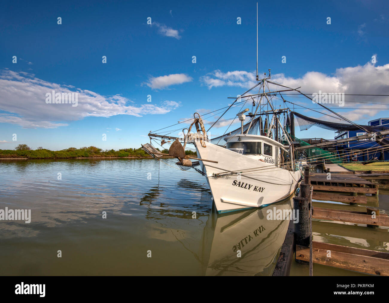 Bateau de crevettes au quai à la Colorado River près de son estuaire au golfe du Mexique, près de Matagorda, Texas, États-Unis Banque D'Images