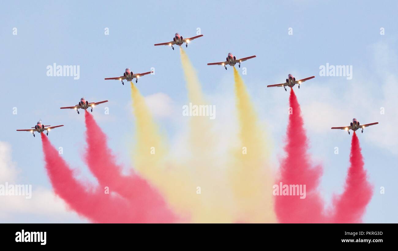 L'Armée de l'air espagnole Patrulla Aguila aerobatic affichage de vol en formation au Royal International Air Tattoo 2018 Banque D'Images