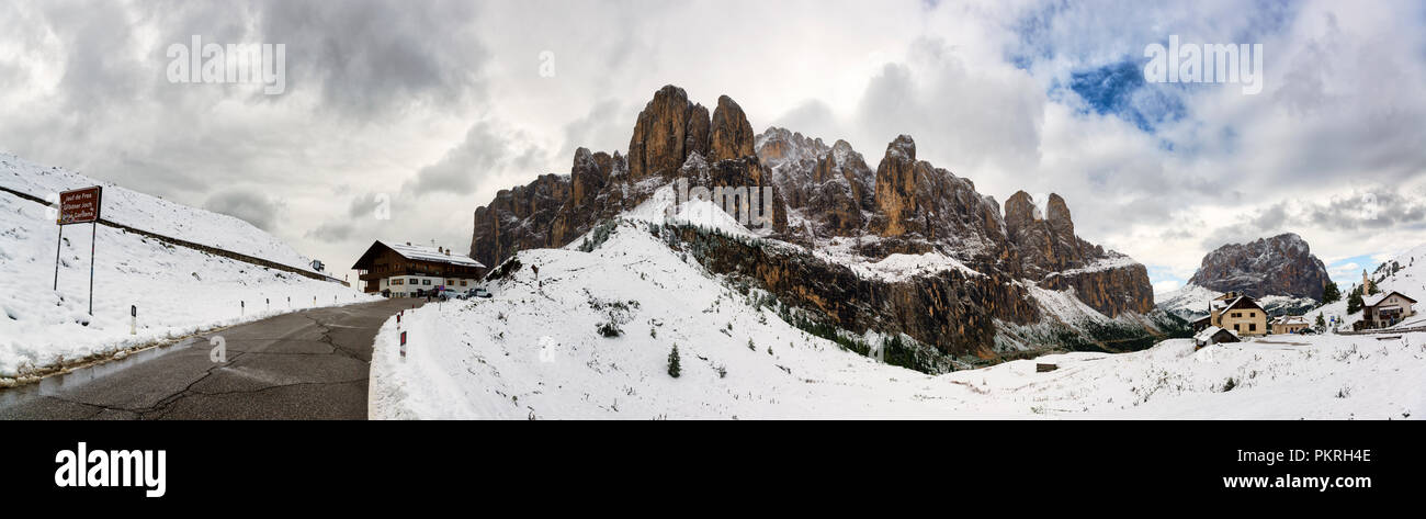 Rue montagne de Gardena Pass avec paysage de neige sur les montagnes du Groupe de Sella et ciel nuageux, - Vallée de Gardena Trentino-Alto Adige, Italie Banque D'Images