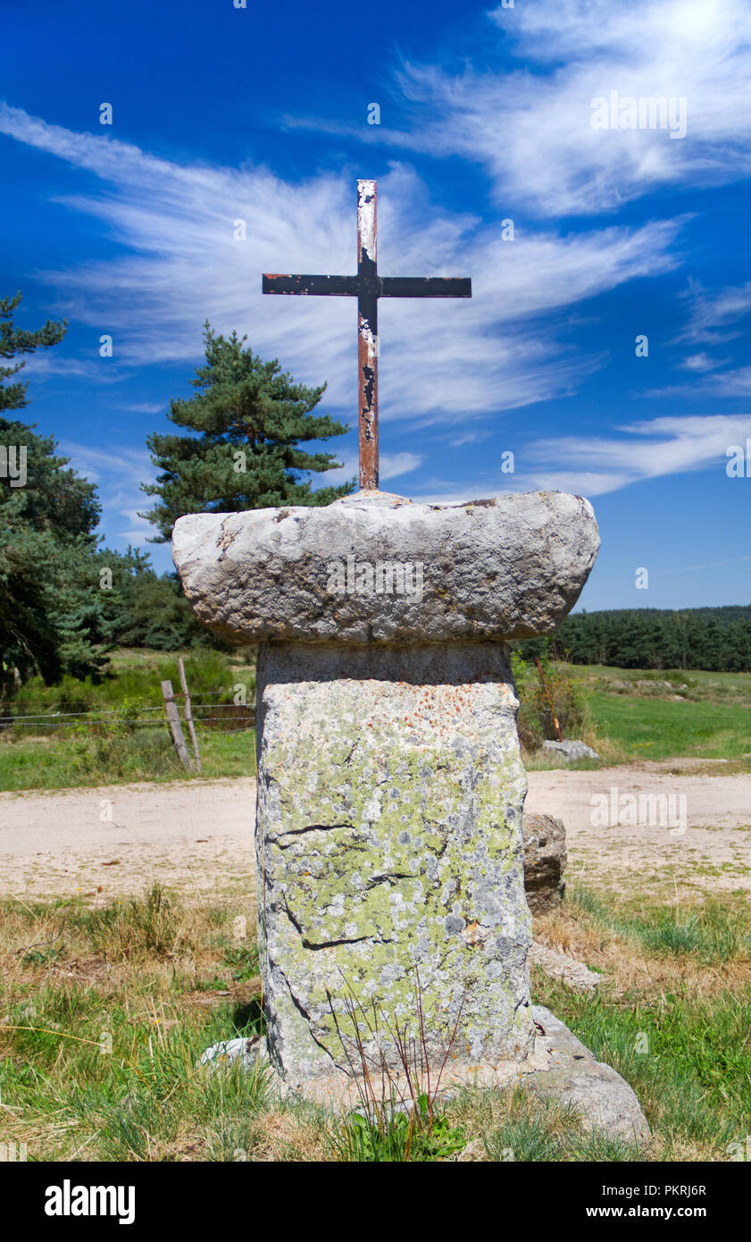 Vieille croix de fer sur un socle en pierre le long d'un chemin dans le sud de la France Banque D'Images