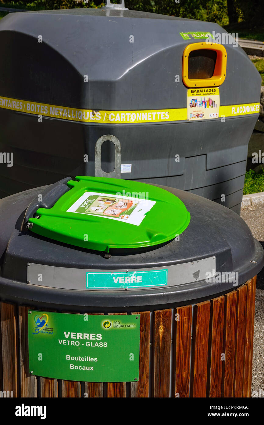 De grands bacs de recyclage en plastique coloré, Chantemerle, Serre Chevalier ski resort, Briancon, France Banque D'Images