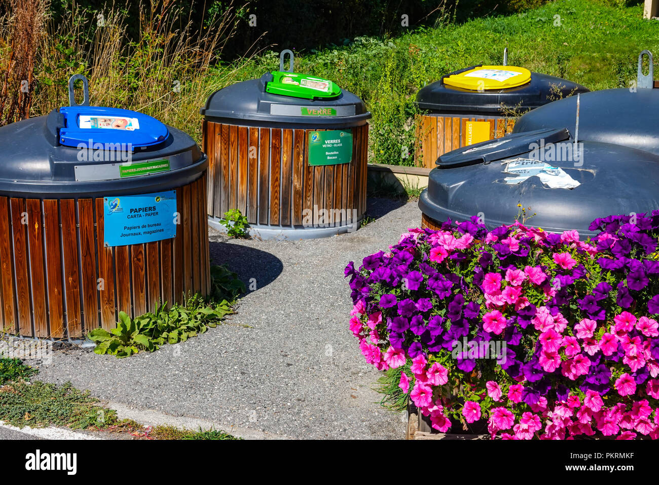 De grands bacs de recyclage plastique en couleur avec des fleurs violettes  Chantemerle, Serre Chevalier ski resort, Briancon, France Photo Stock -  Alamy