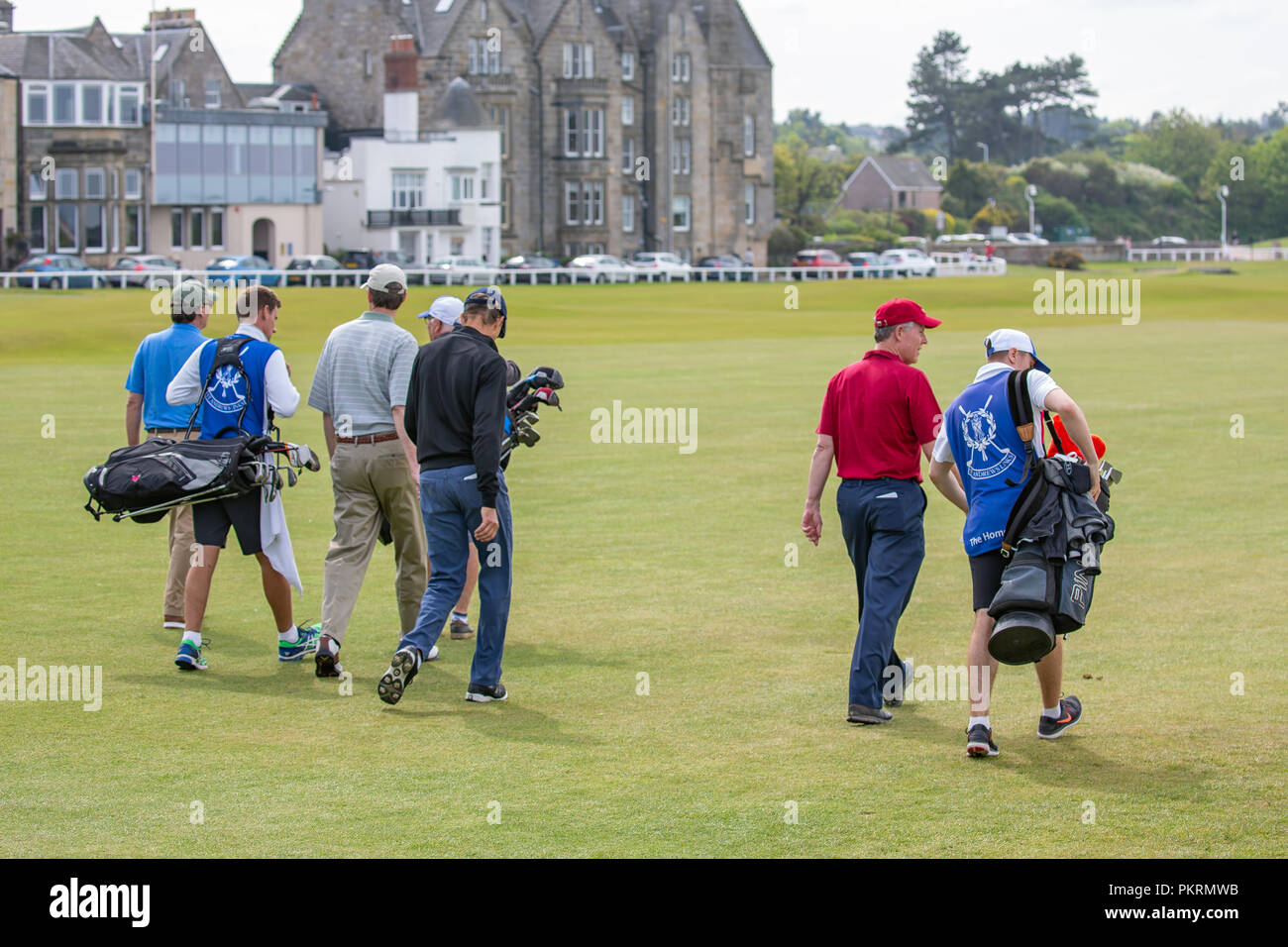 Les gens jouer au golf au célèbre parcours de golf St Andrews, Scotland Banque D'Images