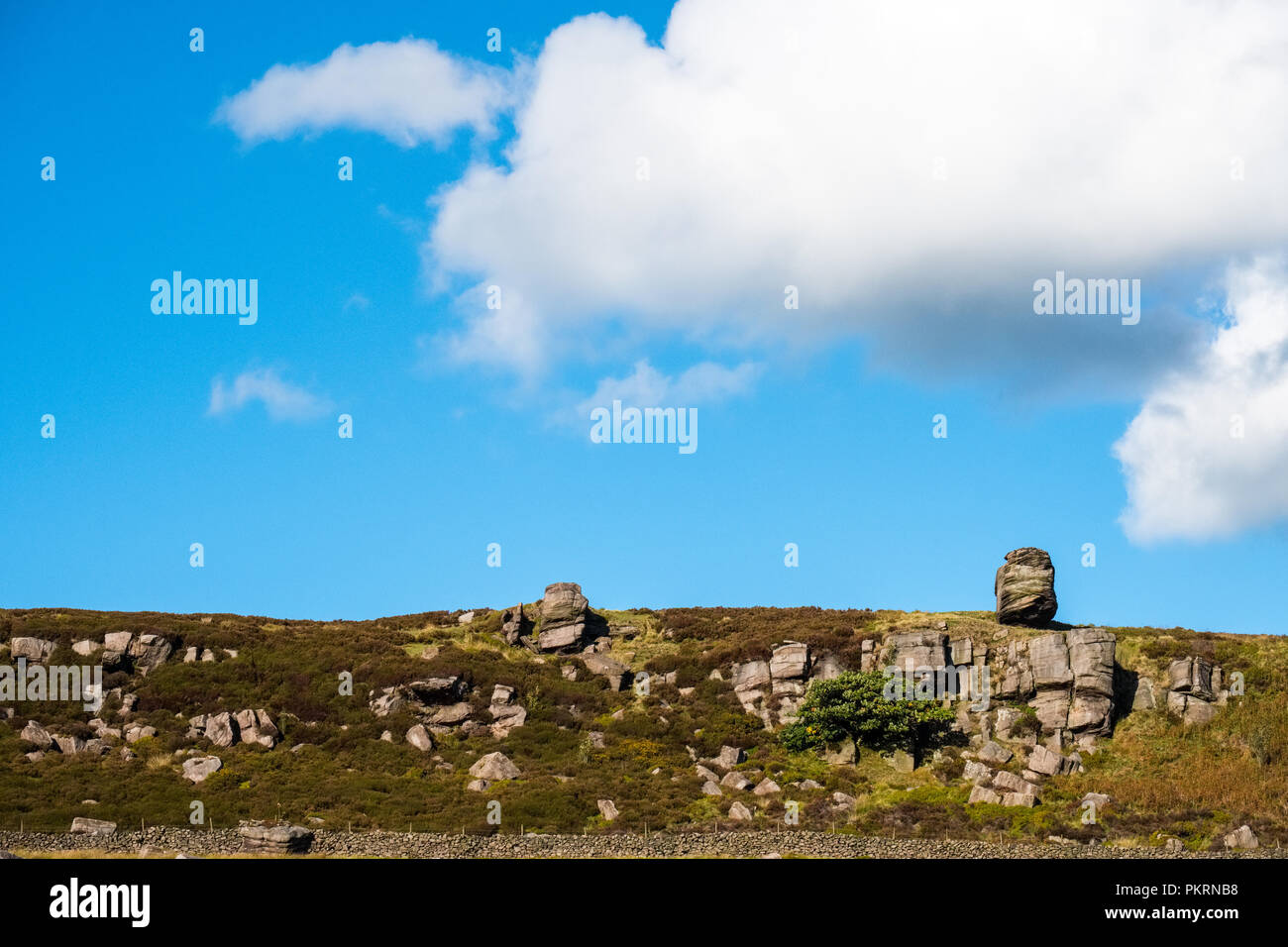 Pierre meulière rocheux et ciel bleu à Gradbach dans le Staffordshire Moorlands salon du parc national de Peak District Banque D'Images