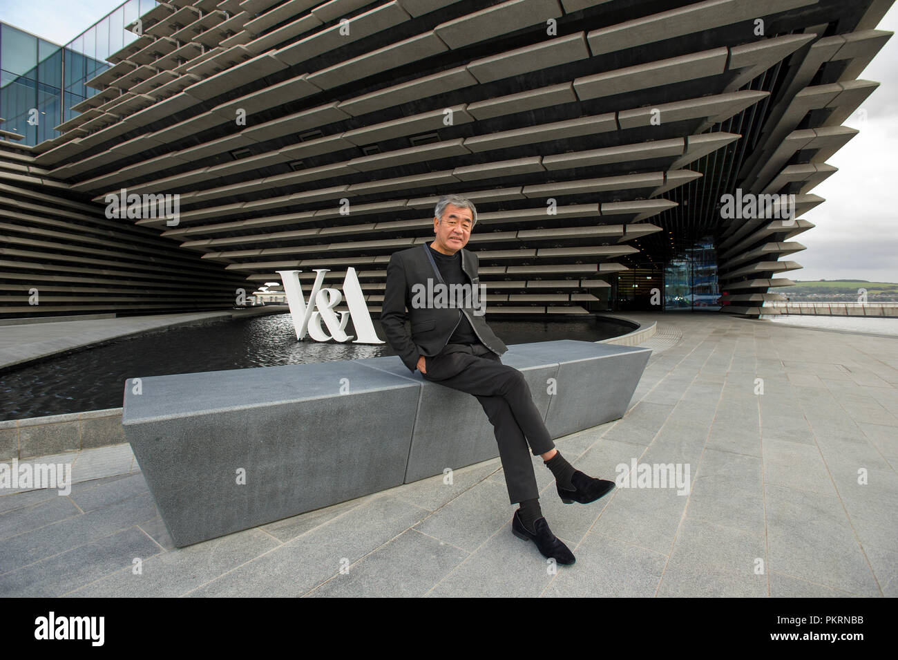 L'architecte japonais Kengo Kuma illustré à l'extérieur de la conception de V & A Museum, Dundee, Ecosse. Banque D'Images